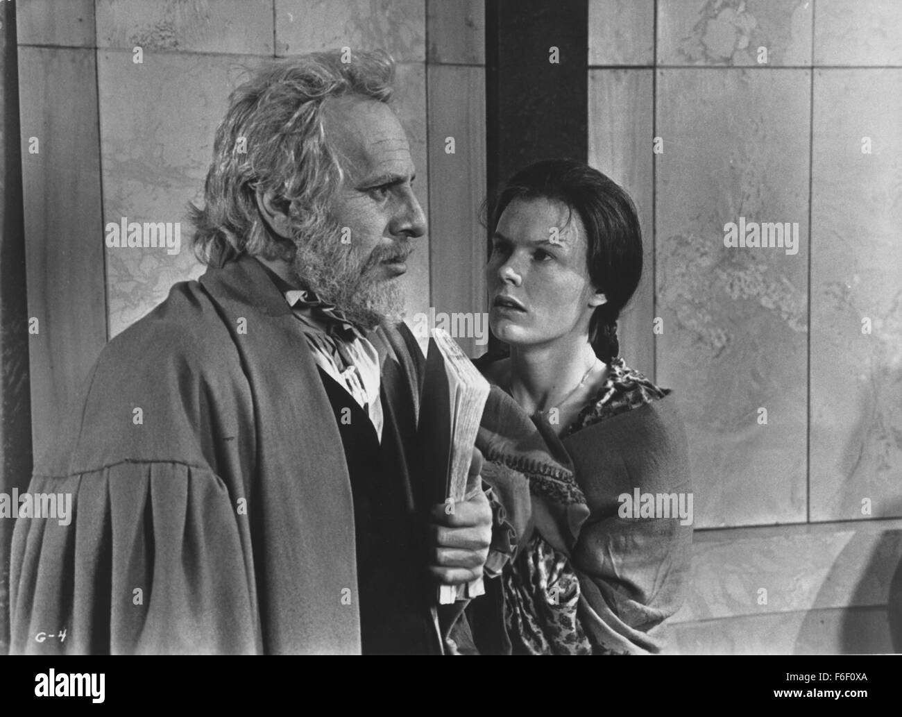 Data di rilascio: Gennaio 27, 1975. Il titolo del filmato: Galileo. STUDIO: Il film americano di teatro. Trama: Questo bio-pic è su Galileo, il XVII secolo italiano che ha gettato le basi della scienza moderna. Galileo si fece una delle prime al mondo telescopi e scoperto le lune di Giove. Egli ha sostenuto di Copernico la teoria che la terra ruotava intorno al Sole. Questo lo portò in conflitto con la Chiesa cattolica. Con la minaccia di lui con la tortura, la Chiesa lo ha costretto a ritrattare le sue opinioni davanti a un tribunale e lo ha condannato ad arresti domiciliari. Tuttavia, Galileo e prove di teorie ispirato ot Foto Stock