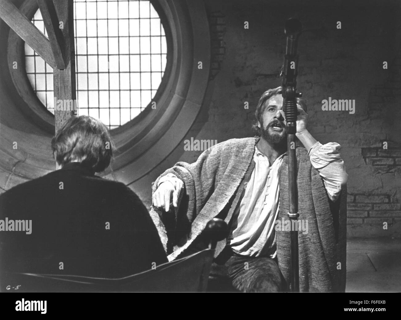 Data di rilascio: Gennaio 27, 1975. Il titolo del filmato: Galileo. STUDIO: Il film americano di teatro. Trama: Questo bio-pic è su Galileo, il XVII secolo italiano che ha gettato le basi della scienza moderna. Galileo si fece una delle prime al mondo telescopi e scoperto le lune di Giove. Egli ha sostenuto di Copernico la teoria che la terra ruotava intorno al Sole. Questo lo portò in conflitto con la Chiesa cattolica. Con la minaccia di lui con la tortura, la Chiesa lo ha costretto a ritrattare le sue opinioni davanti a un tribunale e lo ha condannato ad arresti domiciliari. Tuttavia, Galileo e prove di teorie ispirato ot Foto Stock