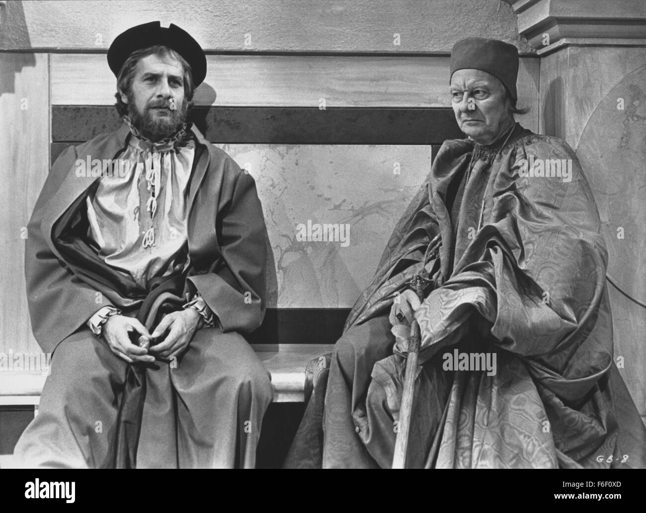 Data di rilascio: Gennaio 27, 1975. Il titolo del filmato: Galileo. STUDIO: Il film americano di teatro. Trama: Questo bio-pic è su Galileo, il XVII secolo italiano che ha gettato le basi della scienza moderna. Galileo si fece una delle prime al mondo telescopi e scoperto le lune di Giove. Egli ha sostenuto di Copernico la teoria che la terra ruotava intorno al Sole. Questo lo portò in conflitto con la Chiesa cattolica. Con la minaccia di lui con la tortura, la Chiesa lo ha costretto a ritrattare le sue opinioni davanti a un tribunale e lo ha condannato ad arresti domiciliari. Tuttavia, Galileo e prove di teorie ispirato ot Foto Stock