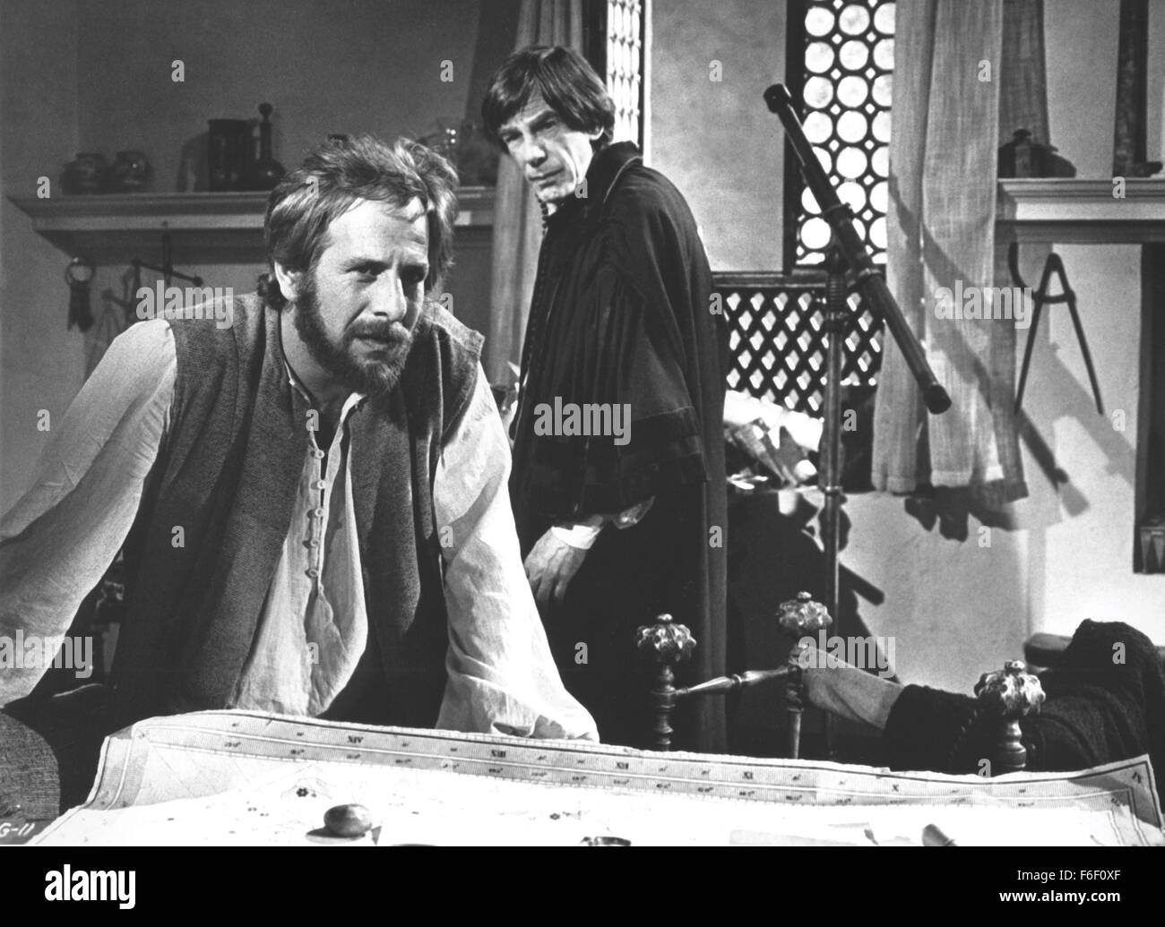 Data di rilascio: Gennaio 27, 1975. Il titolo del filmato: Galileo. STUDIO: Il film americano di teatro. Trama: Questo bio-pic è su Galileo, il XVII secolo italiano che ha gettato le basi della scienza moderna. Galileo si fece una delle prime al mondo telescopi e scoperto le lune di Giove. Egli ha sostenuto di Copernico la teoria che la terra ruotava intorno al Sole. Questo lo portò in conflitto con la Chiesa cattolica. Con la minaccia di lui con la tortura, la Chiesa lo ha costretto a ritrattare le sue opinioni davanti a un tribunale e lo ha condannato ad arresti domiciliari. Tuttavia, Galileo e prove di teorie ispirato ot Foto Stock