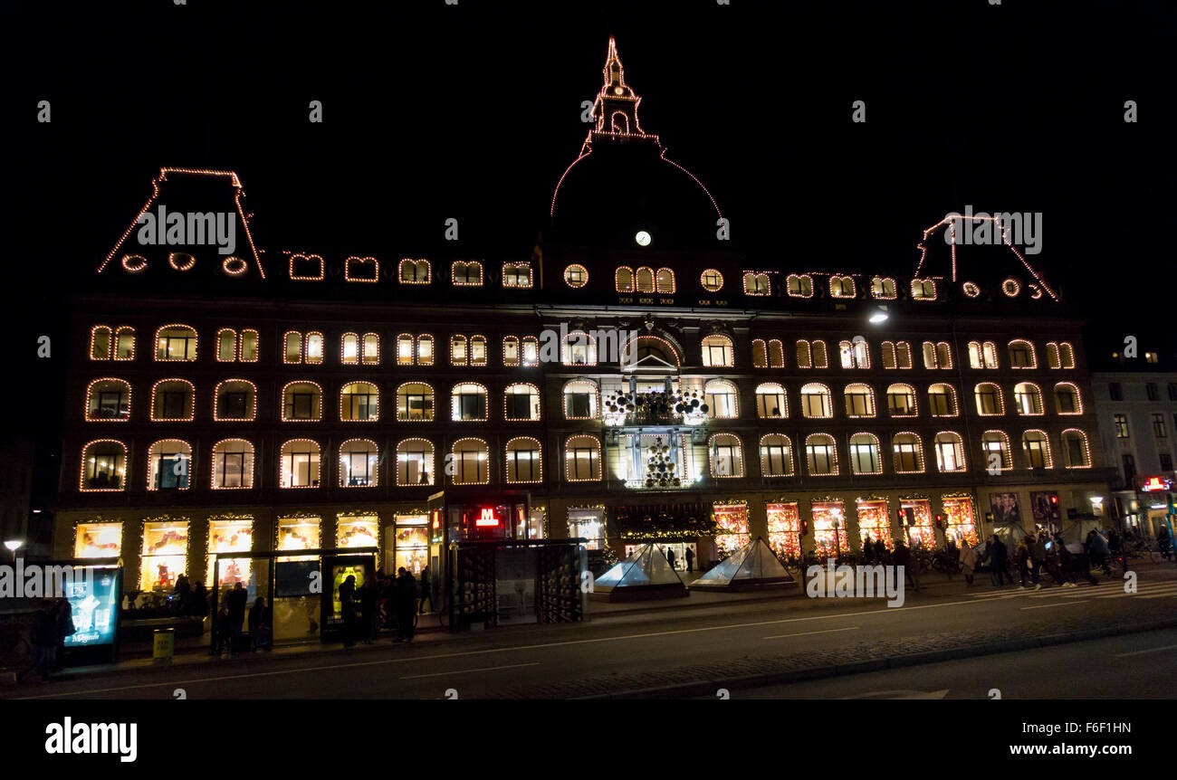 Il Natale illuminato department store Magasin du Nord a Kongens Nytorv a Copenaghen al buio su un novembre serata. Foto Stock
