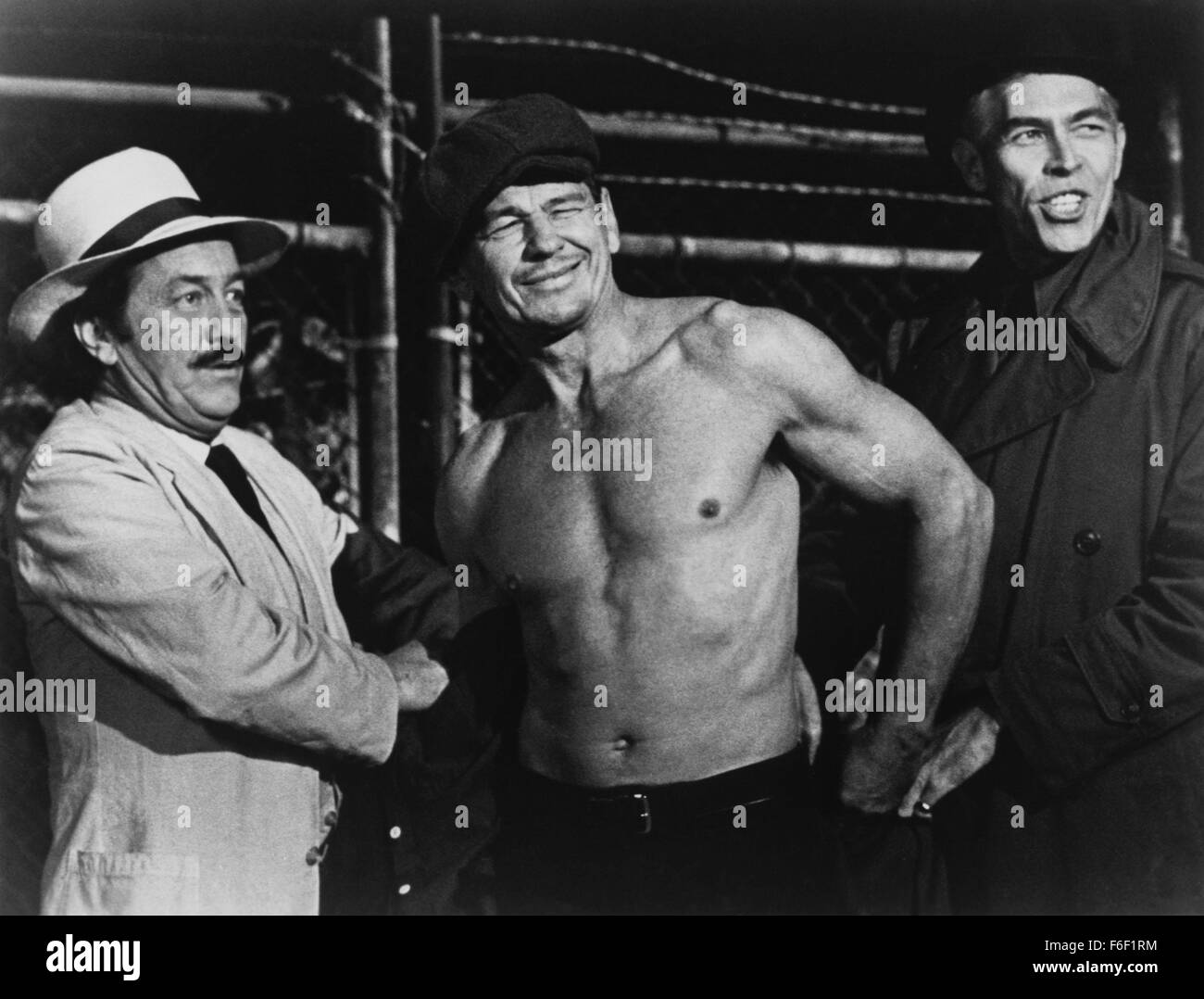 Oct 08, 1975; New Orleans, LA, USA; attore Charles Bronson (centro) stars come Chaney e James Coburn (destra) come Spencer 'velocità' infestante in Walter Hill azione diretta del dramma "tempi duri". Foto Stock