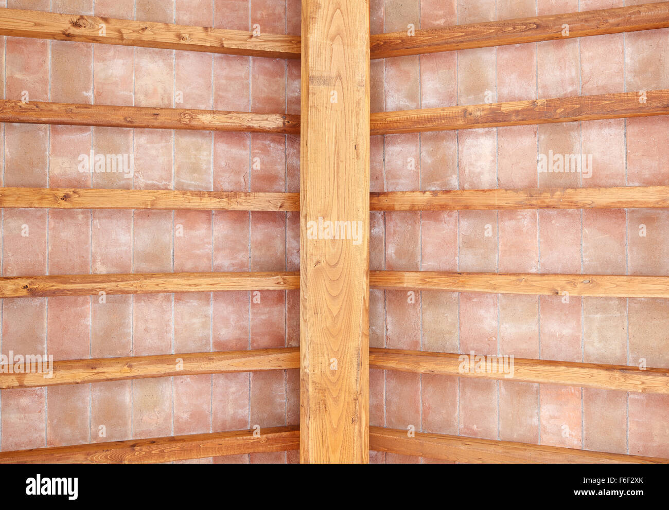 Tradizionale Toscano legno di rovere e soffitto con travi e mattoni rossi pattern. Italiano classico interni. Foto Stock