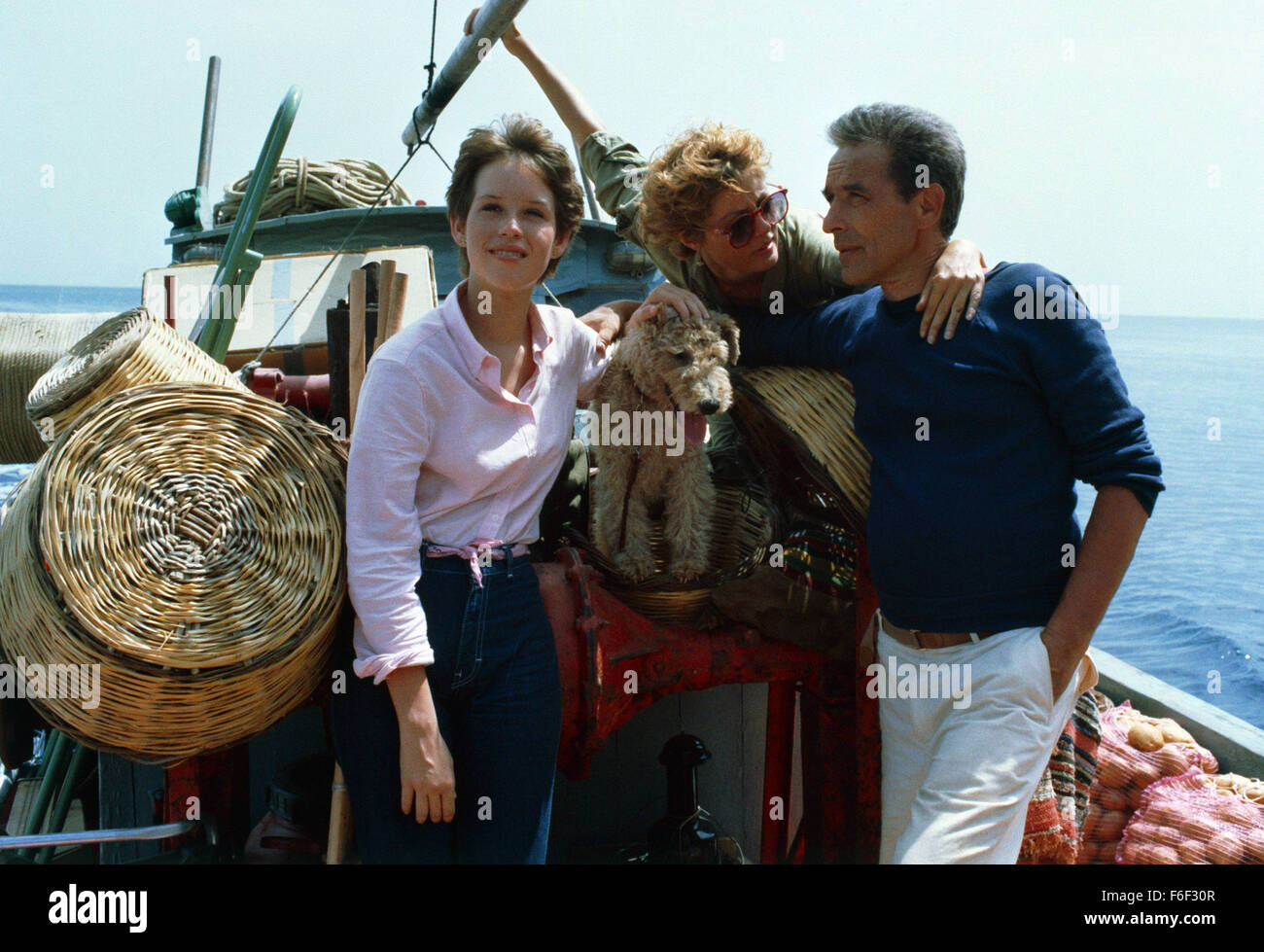 Data di rilascio: agosto 13, 1982 il titolo del filmato: Tempest direttore: Paul Mazursky STUDIO: Columbia Pictures Corporation Trama: un' amara metà di vita carburanti crisi insoddisfazione in Philip Dimitrius, nella misura in cui l'architetto di successo commerciale del suo matrimonio e carriera per un esilio spirituale in una remota isola Greca dove spera di poter evocare un senso nella sua vita - cercando la pazienza della sua nuova ragazza e angst-ridden figlia adolescente nella foto: Molly Ringwald come Miranda Dimitrius, Susan Sarandon come Aretha Tomalin e John Cassavetes come Phillip Dimitrius (credito Immagine: c Columbia Pictur Foto Stock