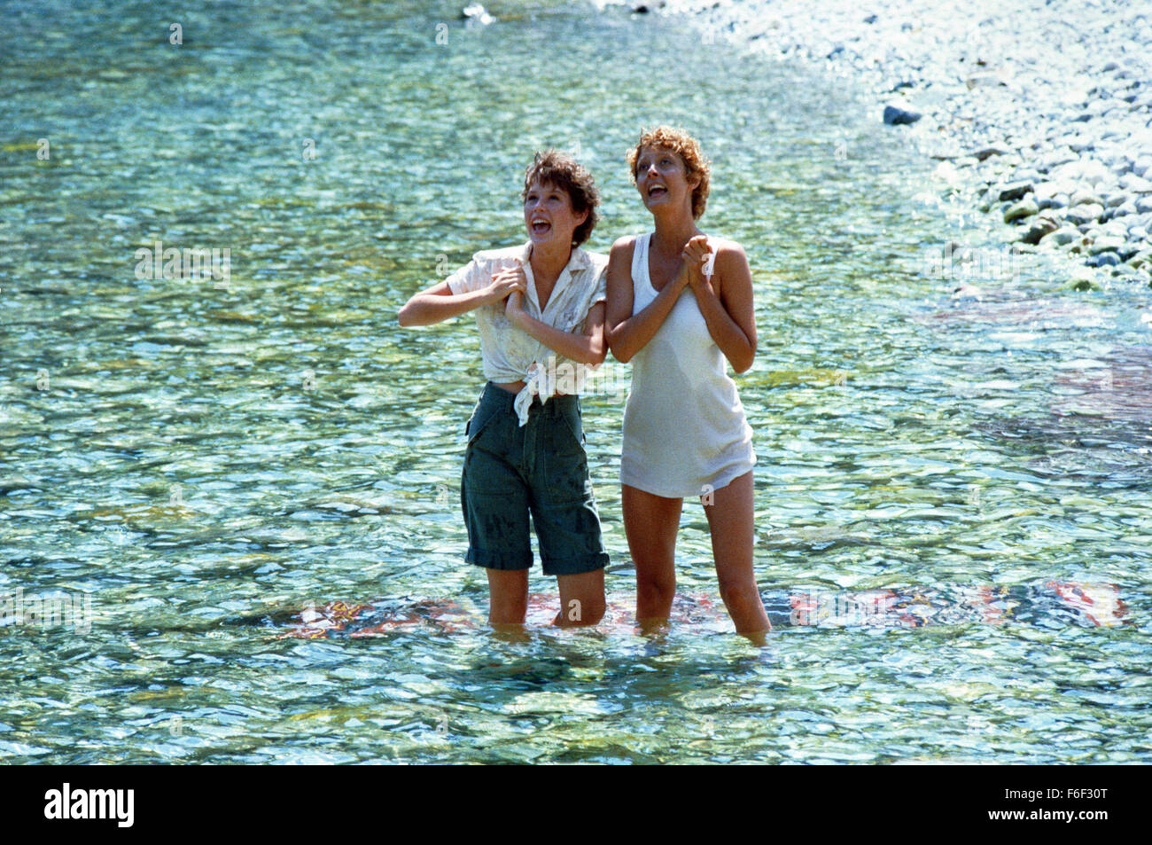 Data di rilascio: agosto 13, 1982 il titolo del filmato: Tempest direttore: Paul Mazursky STUDIO: Columbia Pictures Corporation Trama: un' amara metà di vita carburanti crisi insoddisfazione in Philip Dimitrius, nella misura in cui l'architetto di successo commerciale del suo matrimonio e carriera per un esilio spirituale in una remota isola Greca dove spera di poter evocare un senso nella sua vita - cercando la pazienza della sua nuova ragazza e angst-ridden figlia adolescente nella foto: Molly Ringwald come Miranda Dimitrius e Susan Sarandon come Aretha Tomalin (credito Immagine: c Columbia Pictures Corporation/Entertainment Pictures/ Foto Stock