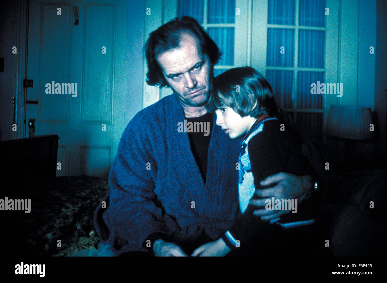 Data di rilascio: Gennaio 15, 1980 il titolo del filmato: Splende STUDIO: Hawk film direttore: Stanley Kubrick Stampa: una famiglia capi ad un isolato hotel per l'inverno dove un male e spirituale presenza influenza il padre nella violenza, mentre suo figlio psichico vede forebodings orribile del passato e del futuro nella foto: Jack Nicholson come Jack Torrance e Danny Lloyd e Danny Torrance (credito Immagine: c Hawk film di intrattenimento/foto) Foto Stock