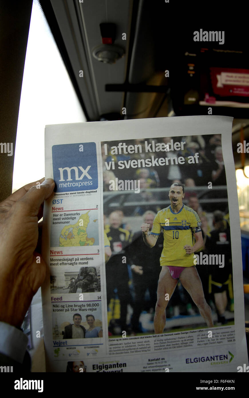 Copenhagen, Danimarca. 17 Novembre, 2015. Calcio svedese gli appassionati di sport a Copenaghen danese e giornali front page foto sul MX free daily news carta, Danimarca vs Svezia partita sarà gioca oggi sera a Telia -parken e Svezia tifosi godere di birre in Copenaghen prima partita start. Credito: Francesco Dean/Alamy Live News Foto Stock