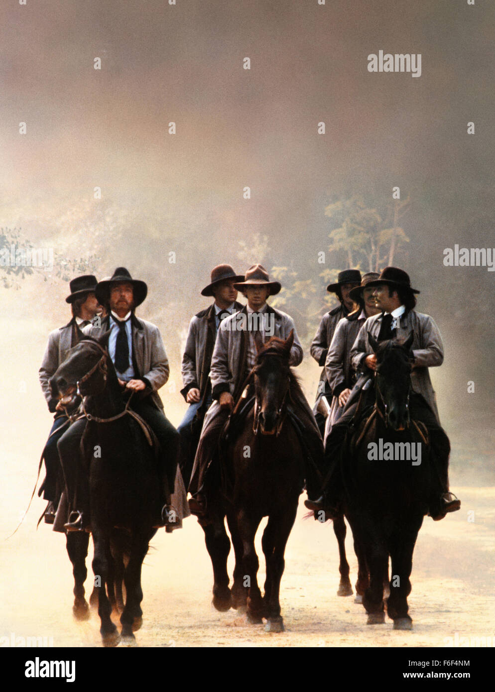 Data di rilascio: maggio 16, 1980 il titolo del filmato: i piloti lungo studio: MGM DIRETTORE: Walter Hill Stampa: le origini, exploit e il destino finale di Jesse James pista è raccontata in un simpatico ritratto di i rapinatori composta di fratelli che iniziano il loro leggendario rapine in banca a causa della sete di vendetta nella foto: Scena del film (credito Immagine: c MGM/Entertainment Immagini) Foto Stock