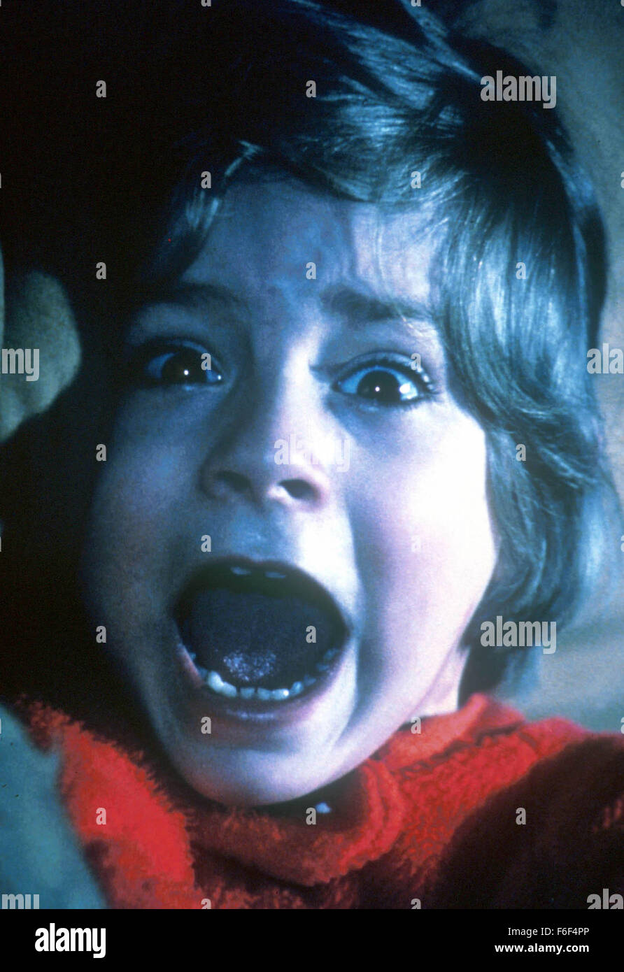 Data di rilascio: maggio 23, 1980 il titolo del filmato: Splende STUDIO: Columbia Pictures Regista: Stanley Kubrick Stampa: un uomo, suo figlio e la moglie di diventare l'inverno custodi di un isolato hotel dove Danny, il figlio, vede inquietanti visioni dell'hotel del passato utilizzando un dono telepatico noto come The Shining. Il padre, Jack Torrance, è in corso in un progetto di scrittura quando egli scivola lentamente nella follia come un risultato di Cabin fever e ex ospiti degli alberghi fantasma del. Dopo essere stato convinto da un cameriere del fantasma per correggere la famiglia, Jack va completamente folle. La sola cosa che può salvare Danny e Foto Stock