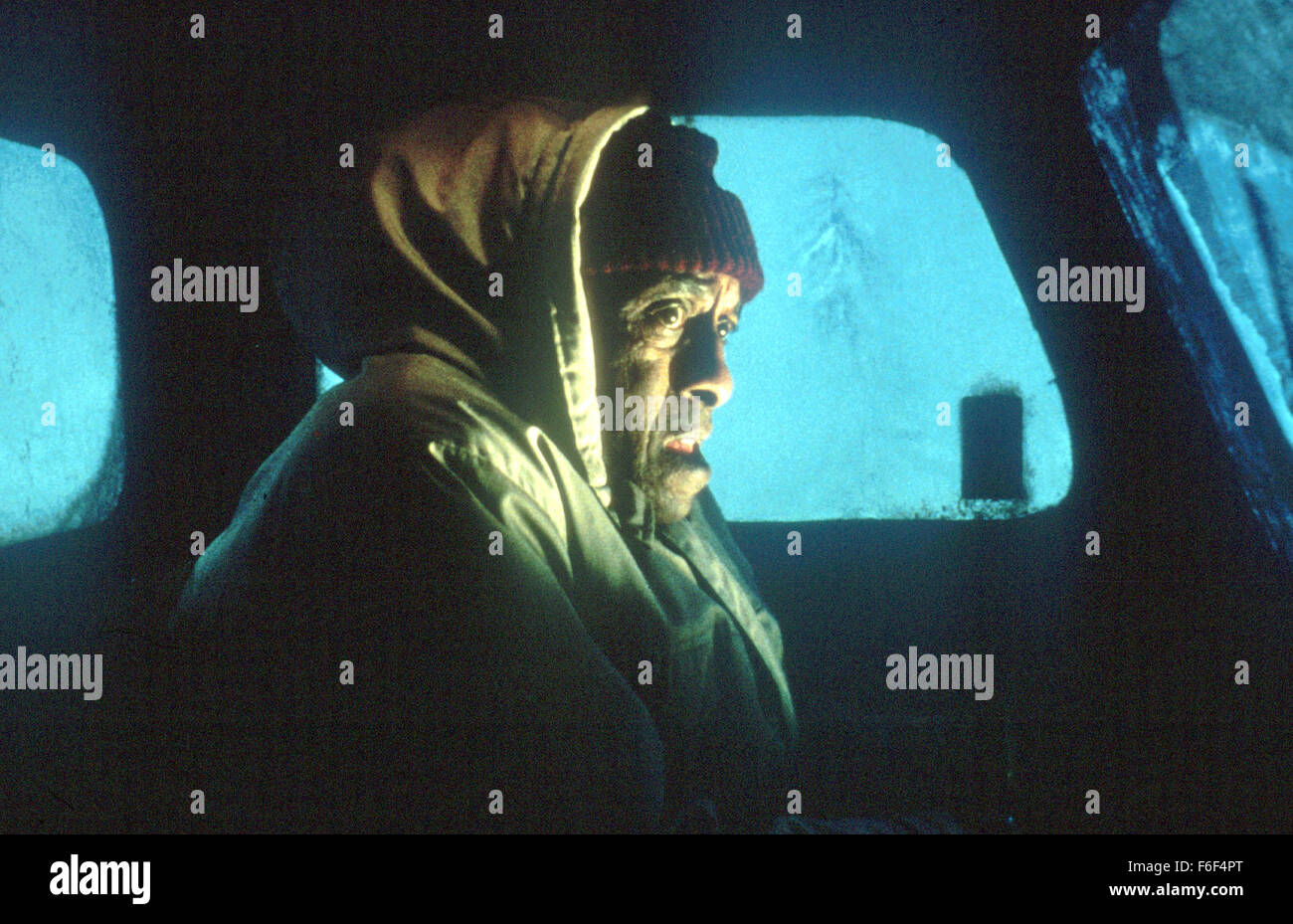 Data di rilascio: maggio 23, 1980 il titolo del filmato: Splende STUDIO: Columbia Pictures Regista: Stanley Kubrick Stampa: un uomo, suo figlio e la moglie di diventare l'inverno custodi di un isolato hotel dove Danny, il figlio, vede inquietanti visioni dell'hotel del passato utilizzando un dono telepatico noto come The Shining. Il padre, Jack Torrance, è in corso in un progetto di scrittura quando egli scivola lentamente nella follia come un risultato di Cabin fever e ex ospiti degli alberghi fantasma del. Dopo essere stato convinto da un cameriere del fantasma per correggere la famiglia, Jack va completamente folle. La sola cosa che può salvare Danny e Foto Stock