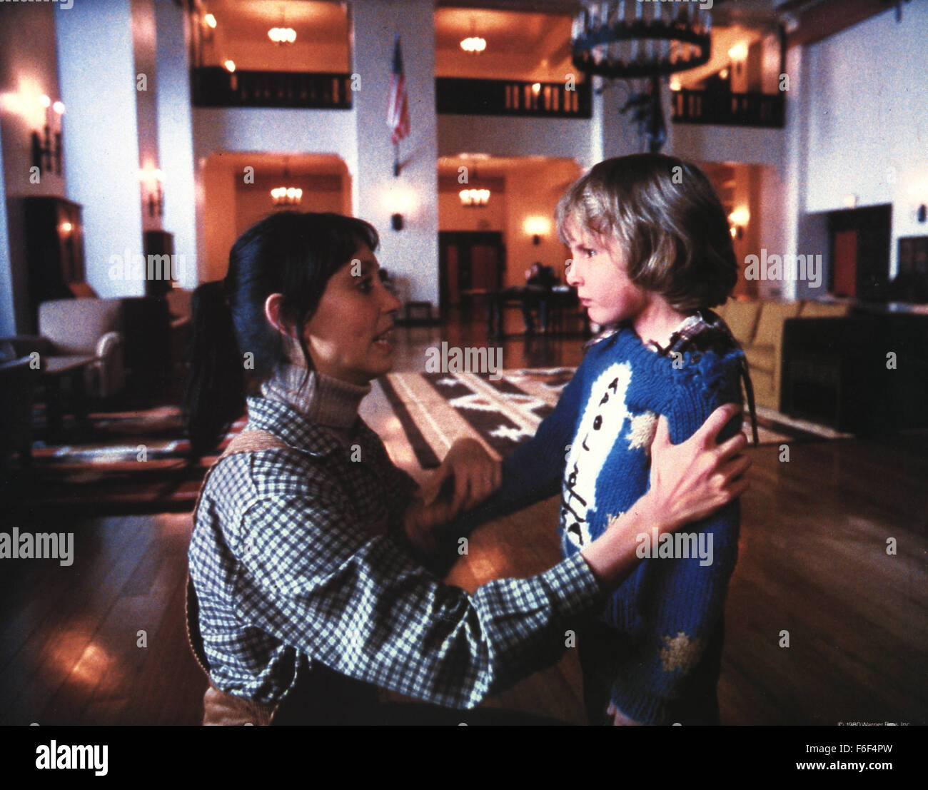 Data di rilascio: maggio 23, 1980 il titolo del filmato: Splende STUDIO: Columbia Pictures Regista: Stanley Kubrick Stampa: un uomo, suo figlio e la moglie di diventare l'inverno custodi di un isolato hotel dove Danny, il figlio, vede inquietanti visioni dell'hotel del passato utilizzando un dono telepatico noto come The Shining. Il padre, Jack Torrance, è in corso in un progetto di scrittura quando egli scivola lentamente nella follia come un risultato di Cabin fever e ex ospiti degli alberghi fantasma del. Dopo essere stato convinto da un cameriere del fantasma per correggere la famiglia, Jack va completamente folle. La sola cosa che può salvare Danny e Foto Stock
