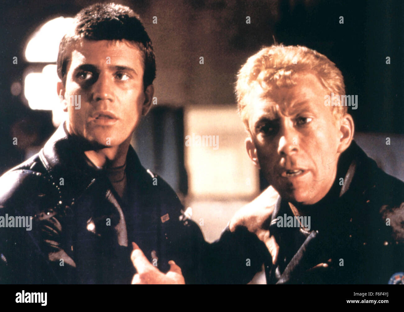 Apr 12, 1979; Breamlea, Victoria, Australia; attore Mel Gibson stelle come 'Mad' Max Rockatansky e STEVE BISLEY come Jim oca in George Miller diretto thriller, 'Mannuncio Max". Foto Stock