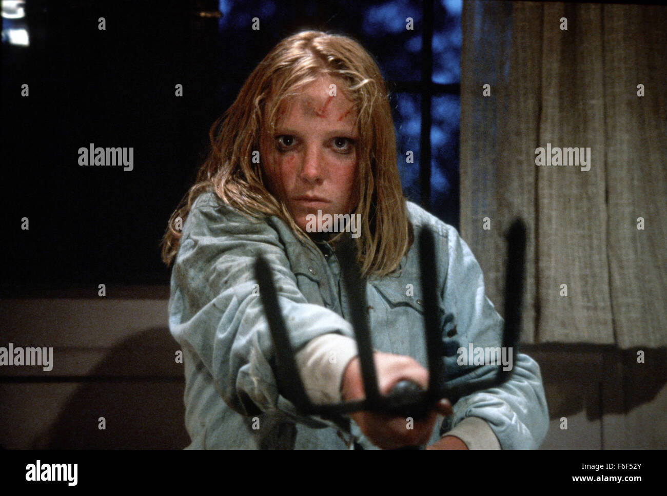 Data di rilascio: Maggio 1, 1981 il titolo del filmato: venerdì il tredicesimo Parte 2 STUDIO: Paramount Pictures Regista: Steve Miner trama: la sig.ra Voorhees è morto e Camp Crystal Lake è arrestato, ma un campo accanto al posto imfamous è sgambate da parte di un aggressore sconosciuto. È la sig.ra Voorhee figlio di Jason che non annegare nel lago a circa trenta anni prima nella foto: una scena da film (credito Immagine: c Paramount Pictures/Entertainment Immagini) Foto Stock