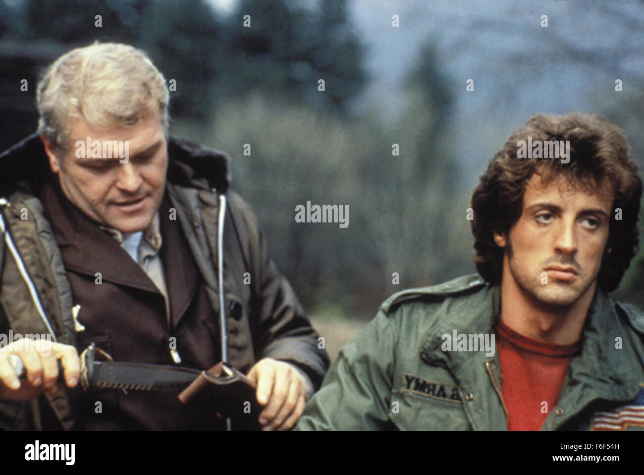 Nov 07, 1982; Hollywood, CA, Stati Uniti d'America; immagine dal direttore Ted Kotcheff il dramma di azione "Rambo: primo sangue' starring BRIAN DENNEHY come speranza sceriffo Teasle sarà e Sylvester Stallone come John J. Rambo. Foto Stock