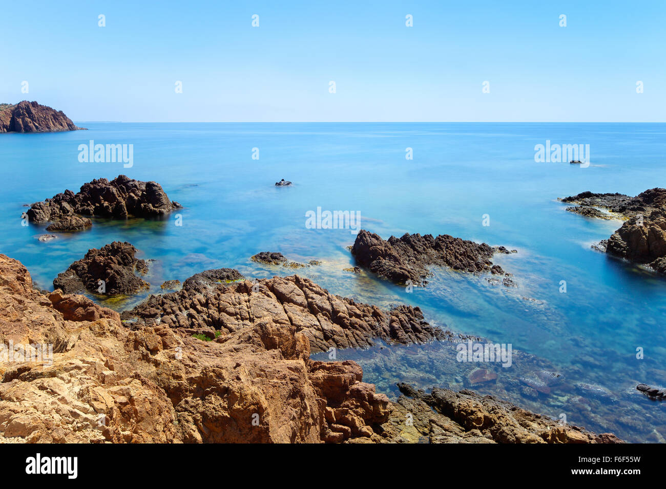 Esterel mediterraneo rocce rosso costa e acqua di mare in una lunga esposizione seascape fotografia. Costa Azzurra vicino a Cannes, Provenza, Fr Foto Stock