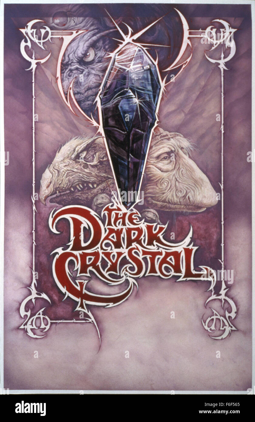Data di rilascio: dicembre 17, 1982 il titolo del filmato: il cristallo scuro direttore: Jim Henson e Frank Oz STUDIO: Jim Henson Productions Trama: un altro pianeta, un altro tempo. Mille anni fa il cristallo scuro è stato danneggiato da uno dei Urskeks e un'età del caos ha iniziato a. Ora il tempo della grande insieme di tre soli è vicino a. Se il cristallo non è guarito ora il controllo del male Skekses durerà per sempre. Jen l'ultimo dell'Gelflings quasi sterminati da mostri controllati dal Skekses inizia il suo viaggio pericoloso per trovare il frammento mancante del cristallo. Egli sarà in grado di guarire la c Foto Stock