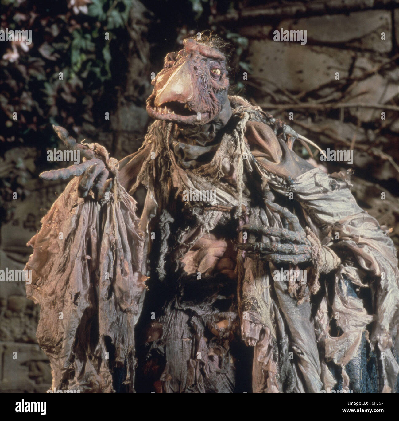 Data di rilascio: dicembre 17, 1982 il titolo del filmato: il cristallo scuro direttore: Jim Henson e Frank Oz STUDIO: Jim Henson Productions Trama: un altro pianeta, un altro tempo. Mille anni fa il cristallo scuro è stato danneggiato da uno dei Urskeks e un'età del caos ha iniziato a. Ora il tempo della grande insieme di tre soli è vicino a. Se il cristallo non è guarito ora il controllo del male Skekses durerà per sempre. Jen l'ultimo dell'Gelflings quasi sterminati da mostri controllati dal Skekses inizia il suo viaggio pericoloso per trovare il frammento mancante del cristallo. Egli sarà in grado di guarire la c Foto Stock