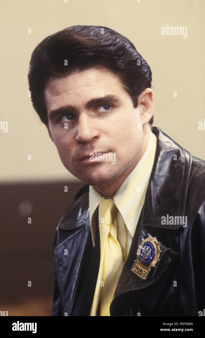 Data di rilascio: agosto 21, 1981 il titolo del filmato: il Principe della città STUDIO: Orion Pictures Corporation direttore: Sidney Lumet trama: New York City cop Daniel Ciello è coinvolto in alcuni discutibili pratiche di polizia. Egli è avvicinato da affari interni e in cambio per lui potenzialmente essere lasciate fuori il gancio, egli è incaricato di iniziare a esporre il funzionamento interno di corruzione della polizia. Danny accetta come lungo come lui non hanno a loro volta nel suo partner ma impara presto che egli non è in grado di fiducia a chiunque ed egli deve decidere il cui lato è lui e chi è sulla sua foto: Treat Williams come Daniel Ciello Foto Stock