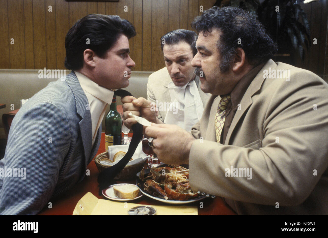Data di rilascio: agosto 21, 1981 il titolo del filmato: il Principe della città STUDIO: Orion Pictures Corporation direttore: Sidney Lumet trama: New York City cop Daniel Ciello è coinvolto in alcuni discutibili pratiche di polizia. Egli è avvicinato da affari interni e in cambio per lui potenzialmente essere lasciate fuori il gancio, egli è incaricato di iniziare a esporre il funzionamento interno di corruzione della polizia. Danny accetta come lungo come lui non hanno a loro volta nel suo partner ma impara presto che egli non è in grado di fiducia a chiunque ed egli deve decidere il cui lato è lui e chi è sulla sua foto: Treat Williams come Daniel Ciello Foto Stock