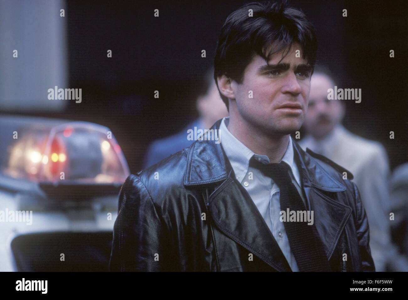 Data di rilascio: agosto 21, 1981 il titolo del filmato: il Principe della città STUDIO: Orion Pictures Corporation direttore: Sidney Lumet trama: New York City cop Daniel Ciello è coinvolto in alcuni discutibili pratiche di polizia. Egli è avvicinato da affari interni e in cambio per lui potenzialmente essere lasciate fuori il gancio, egli è incaricato di iniziare a esporre il funzionamento interno di corruzione della polizia. Danny accetta come lungo come lui non hanno a loro volta nel suo partner ma impara presto che egli non è in grado di fiducia a chiunque ed egli deve decidere il cui lato è lui e chi è sulla sua foto: Treat Williams come Daniel Ciello Foto Stock