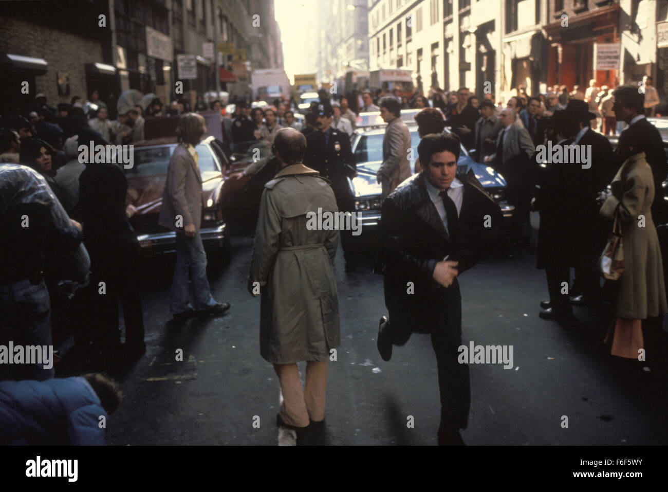 Data di rilascio: agosto 21, 1981 il titolo del filmato: il Principe della città STUDIO: Orion Pictures Corporation direttore: Sidney Lumet trama: New York City cop Daniel Ciello è coinvolto in alcuni discutibili pratiche di polizia. Egli è avvicinato da affari interni e in cambio per lui potenzialmente essere lasciate fuori il gancio, egli è incaricato di iniziare a esporre il funzionamento interno di corruzione della polizia. Danny accetta come lungo come lui non hanno a loro volta nel suo partner ma impara presto che egli non è in grado di fiducia a chiunque ed egli deve decidere il cui lato è lui e chi è sulla sua foto: Treat Williams come Daniel Ciello Foto Stock