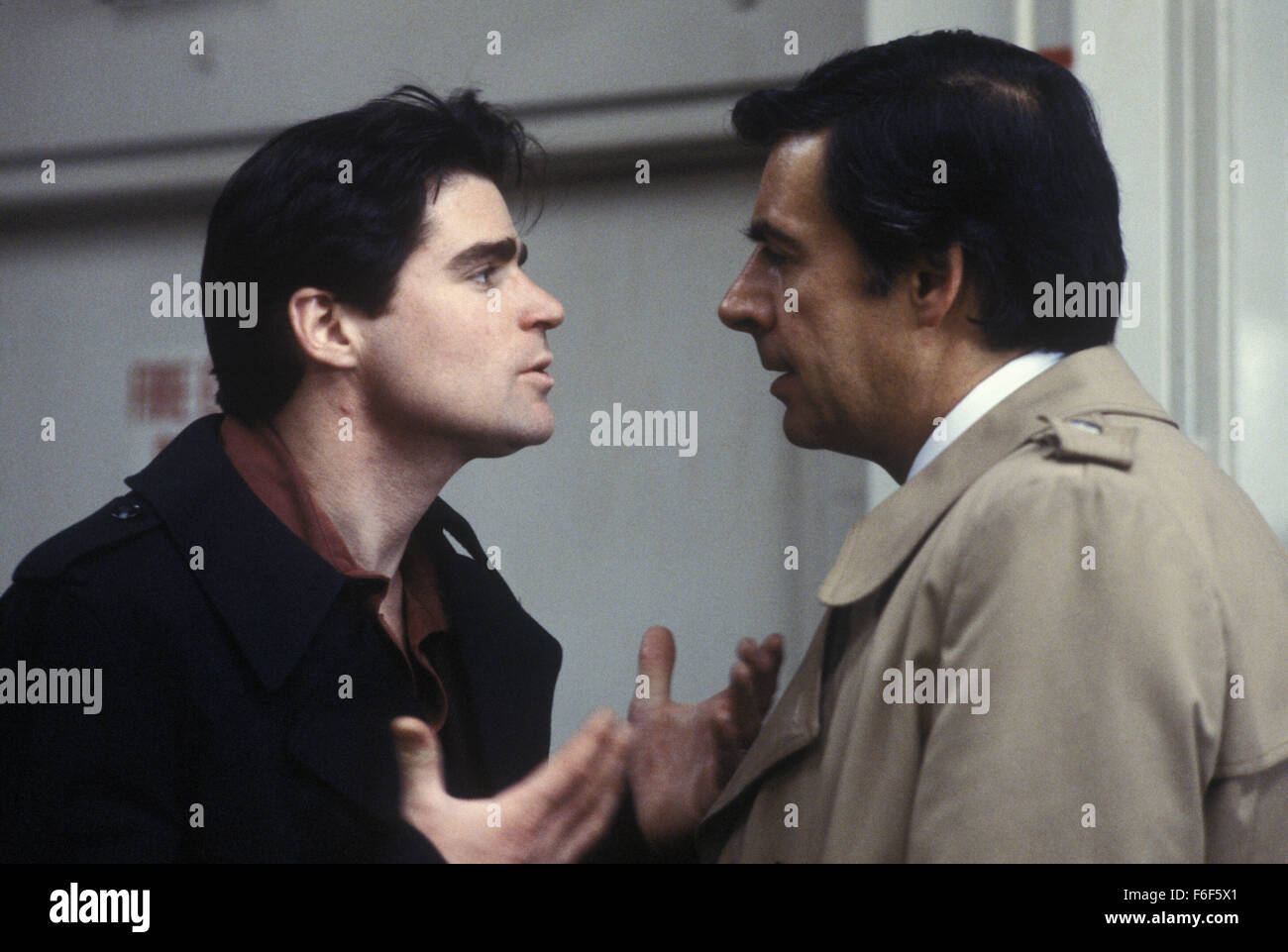 Data di rilascio: agosto 21, 1981 il titolo del filmato: il Principe della città STUDIO: Orion Pictures Corporation direttore: Sidney Lumet trama: New York City cop Daniel Ciello è coinvolto in alcuni discutibili pratiche di polizia. Egli è avvicinato da affari interni e in cambio per lui potenzialmente essere lasciate fuori il gancio, egli è incaricato di iniziare a esporre il funzionamento interno di corruzione della polizia. Danny accetta come lungo come lui non hanno a loro volta nel suo partner ma impara presto che egli non è in grado di fiducia a chiunque ed egli deve decidere il cui lato è lui e chi è sulla sua foto: Treat Williams come Daniel Ciello Foto Stock