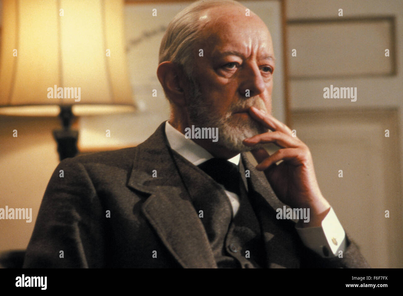 Data di rilascio: febbraio 18, 1983 il titolo del filmato: Lovesick direttore: Marshall Brickman STUDIO: La Ladd Company trama: uno psichiatra che si innamora di un paziente viene visitato dallo spirito di Sigmund Freud, che gli dà consigli su come gestire la cosa nella foto: Alec Guinness come Sigmund Freud (credito Immagine: c la Ladd Company/Entertainment Immagini) Foto Stock