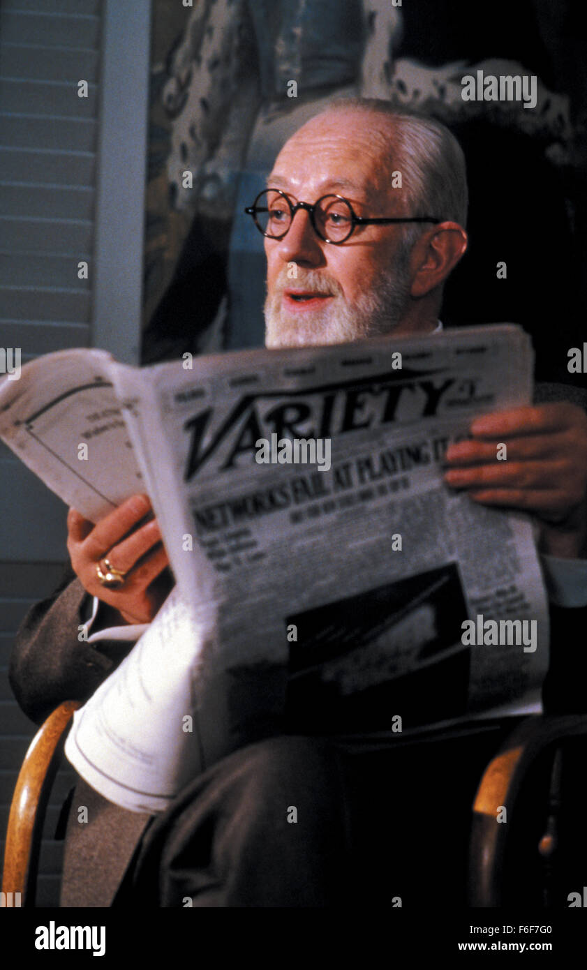 Data di rilascio: febbraio 18, 1983 il titolo del filmato: Lovesick direttore: Marshall Brickman STUDIO: La Ladd Company trama: uno psichiatra che si innamora di un paziente viene visitato dallo spirito di Sigmund Freud, che gli dà consigli su come gestire la cosa nella foto: John Huston come Larry Geller, M.D. (Credito Immagine: c la Ladd Company/Entertainment Immagini) Foto Stock