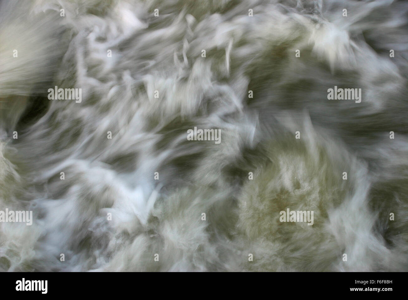 Bollitura e tornitura dell'acqua di allagamento in movimento. Fa parte di una serie di immagini simili che potrebbero essere utilizzate come sfondo. Foto Stock