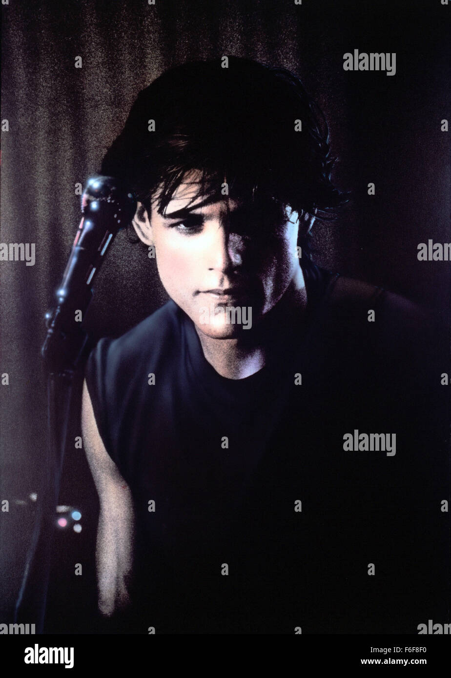 Data di rilascio: Settembre 23, 1983 il titolo del filmato: Eddie e gli incrociatori Regia: Martin Davidson STUDIO: Aurora Stampa: Maggie Foley è una televisione reporter chi intervistando i sopravvissuti di un 1960s rock band la cui musica è in fase di ripresa. Ricordi della band leader Eddie Wilson vengono rivissuti come Frank Ridgeway è riunita con i vecchi membri della band nella foto: Michael pare come Eddie Wilson (credito Immagine: c Aurora/Entertainment Immagini) Foto Stock