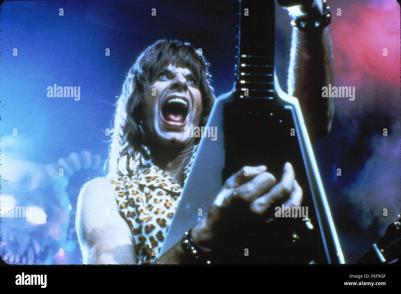 Data di rilascio: Marzo 2, 1984 il titolo del filmato: questo è Spinal Tap direttore: Rob Reiner STUDIO: Spinal Tap Prod. Trama: Nel 1982 il leggendario British heavy metal band Spinal Tap un tentativo di rimonta americana tour accompagnati da un ventilatore che è anche un film-maker. Il risultante documentario, intervallati con potenti prestazioni di toccare pivotal musica e testi profondi, candidamente segue un gruppo rock in direzione di crisi, culminate nella famigerata vicenda di diciotto pollici-alta Stonehenge stadio prop nella foto: Christopher Guest come Nigel Tufnel (credito Immagine: c Spinal Tap prod./Entertainment Pi Foto Stock