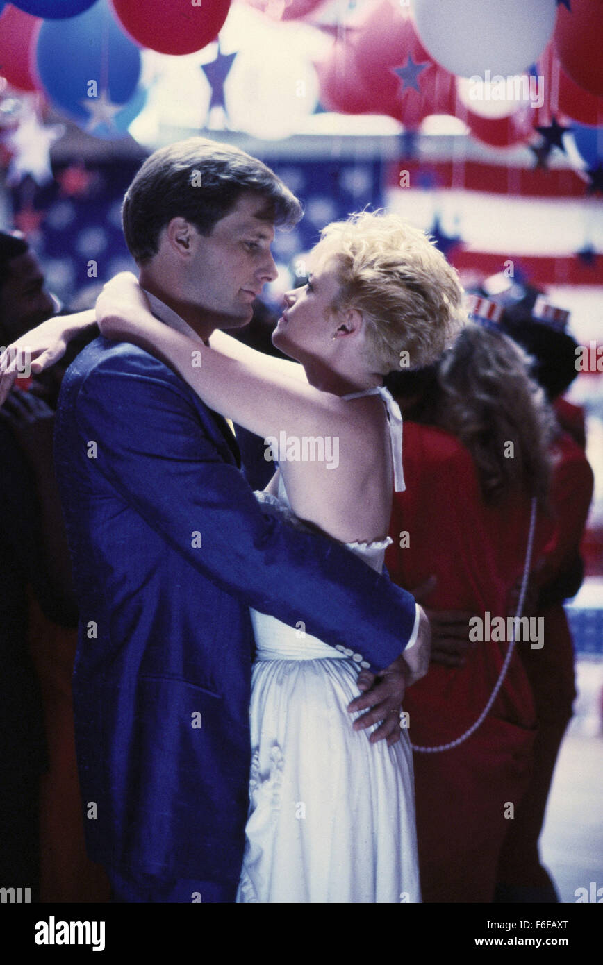 Data di rilascio: novembre 7, 1986 il titolo del filmato: Qualcosa di Wild direttore: Jonathan Demme STUDIO: Religiosa Primitiva Trama: un libero-spirited donna ''rapisce'' un ragazzo per un fine settimana di avventura. Ma il divertimento prende rapidamente una svolta pericolosa quando il suo ex-marito trusty mostra fino nella foto: Melanie Griffith come Lulu e Jeff Daniels come Charles (credito Immagine: c Orion Immagini/Foto Intrattenimento) Foto Stock