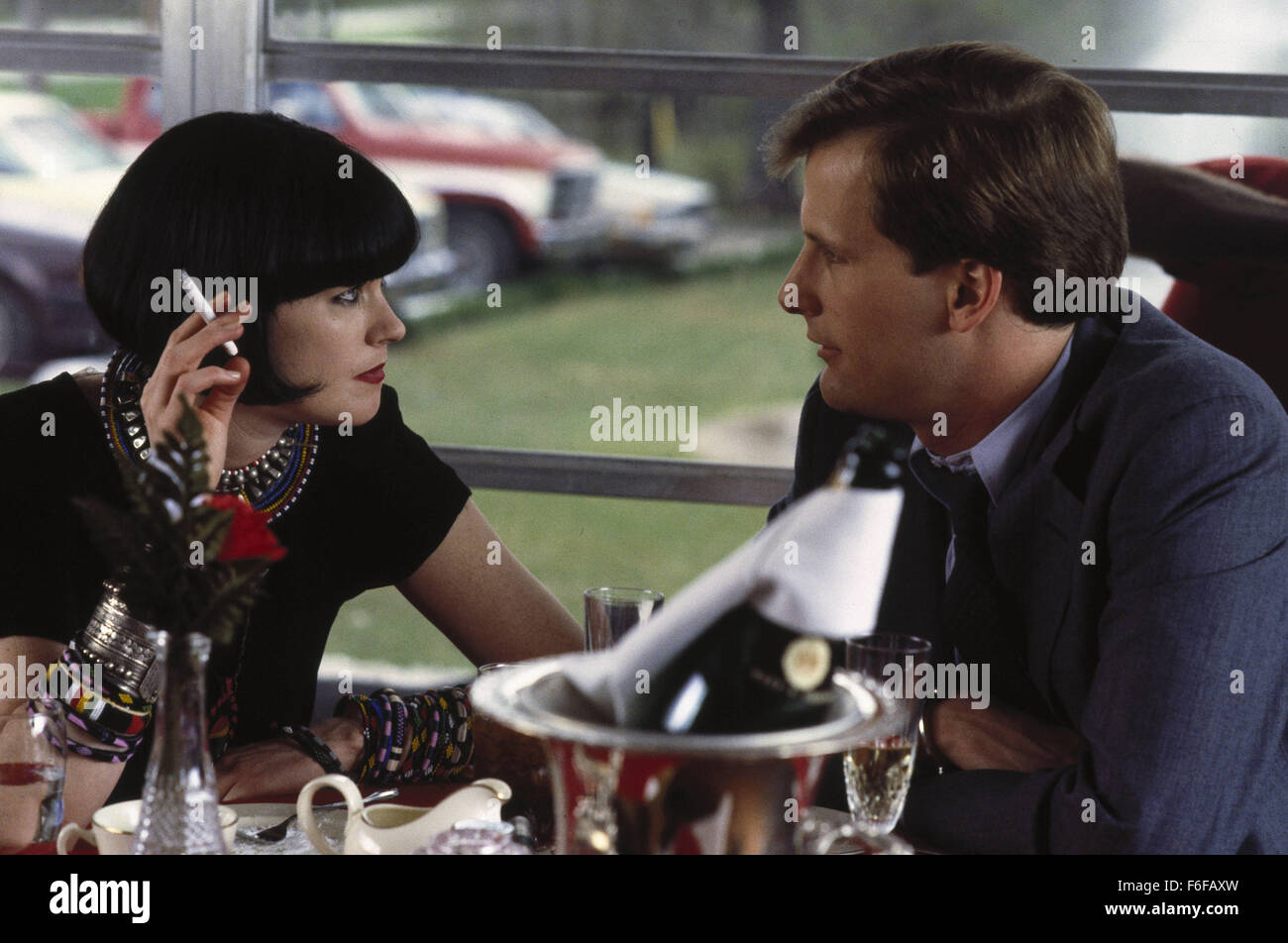 Data di rilascio: novembre 7, 1986 il titolo del filmato: Qualcosa di Wild direttore: Jonathan Demme STUDIO: Religiosa Primitiva Trama: un libero-spirited donna ''rapisce'' un ragazzo per un fine settimana di avventura. Ma il divertimento prende rapidamente una svolta pericolosa quando il suo ex-marito trusty mostra fino nella foto: Melanie Griffith come Lulu e Jeff Daniels come Charles (credito Immagine: c Orion Immagini/Foto Intrattenimento) Foto Stock