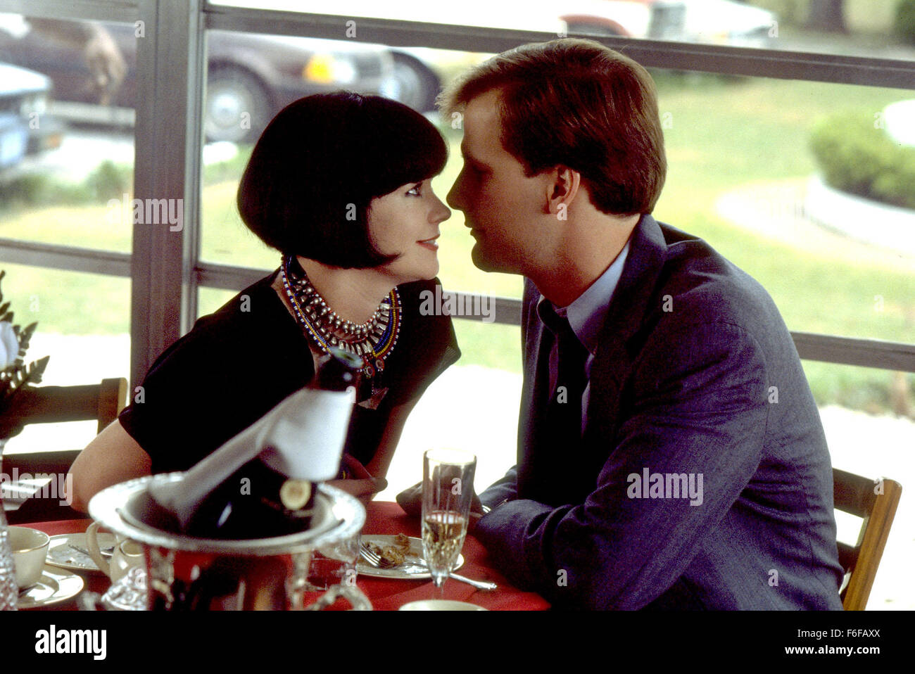 Data di rilascio: novembre 7, 1986 il titolo del filmato: Qualcosa di Wild direttore: Jonathan Demme STUDIO: Religiosa Primitiva Trama: un libero-spirited donna ''rapisce'' un ragazzo per un fine settimana di avventura. Ma il divertimento prende rapidamente una svolta pericolosa quando il suo ex-marito trusty mostra fino nella foto: Melanie Griffith come Lulu e Jeff Daniels come Charles (credito Immagine: c Orion Immagini/Foto Intrattenimento) Foto Stock