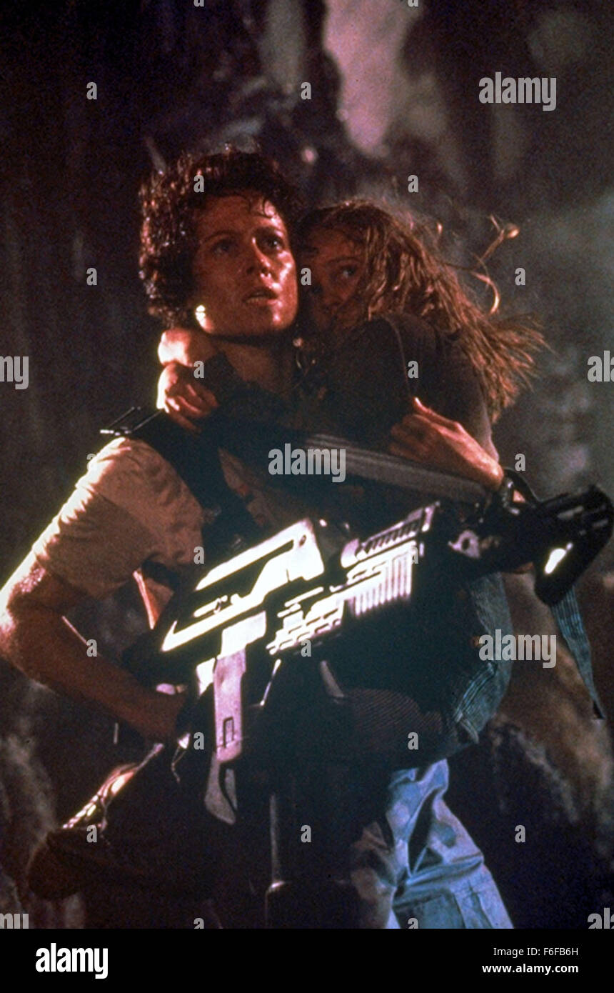 Feb 01, 1986; Hollywood, CA, Stati Uniti d'America; immagine da James Cameron's sci-fi horror 'Alien' con Sigourney Weaver come Ellen Ripley e CARRIE HENN come Rebecca "Newt Jorden". Foto Stock