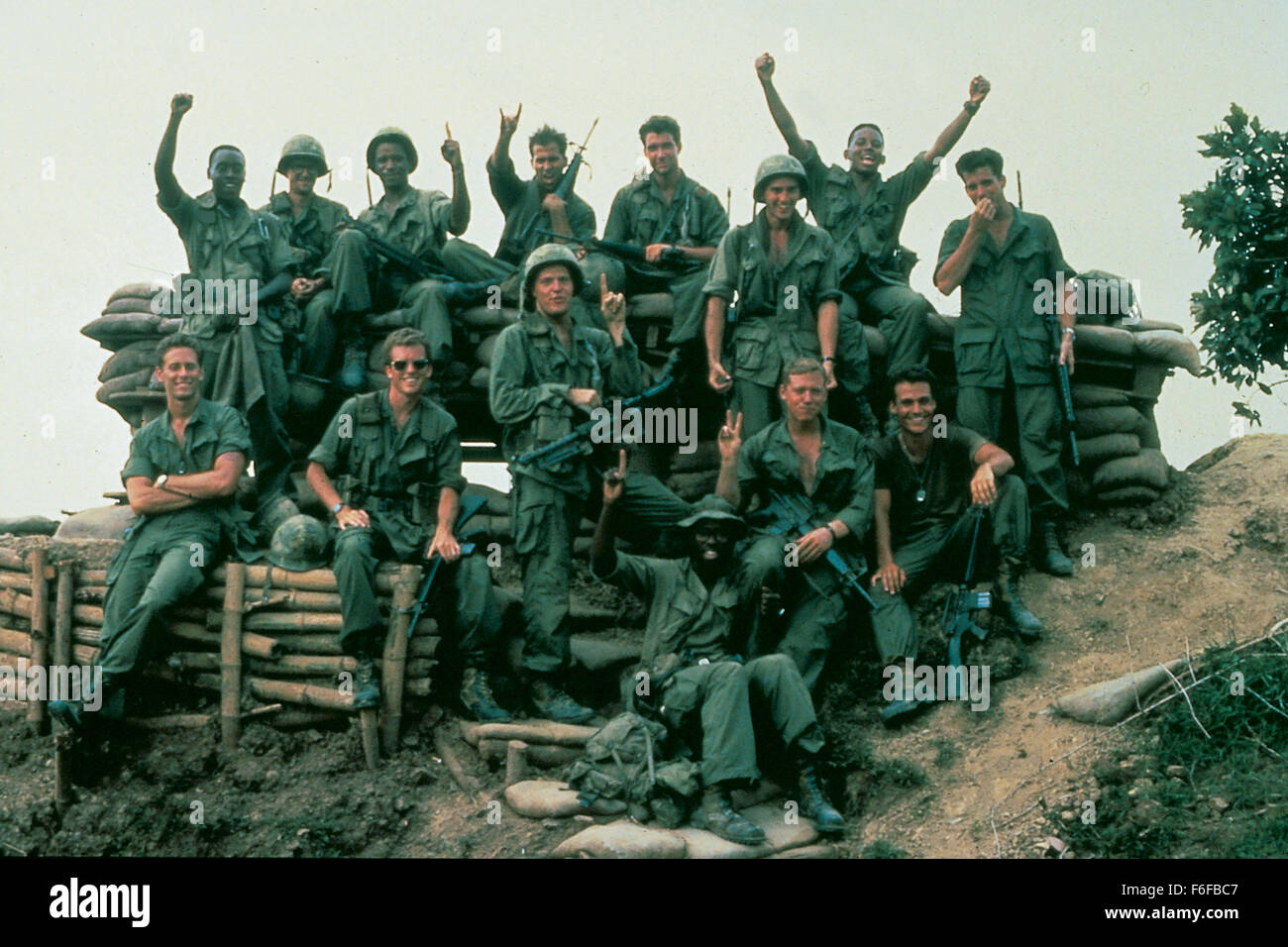 Data di rilascio: agosto 28, 1987. Il titolo del filmato: Hamburger Hill. STUDIO: RKO Pictures. Trama: un brutale e realistico film di guerra si concentra sulla vita di una squadra di 14 U.S. I soldati dell esercito di B Company, 3° Battaglione, 187th Infanty reggimento, 101st Divisione Aerotrasportata durante il brutale 10 giorno (Maggio 11-20, 1969) battaglia per la collina 937 in una valle Shau del Vietnam come cercano di nuovo e di nuovo a prendere la collina fortificata detenute da nord Vietnamiti e le anomalie e perdite di vite umane che essi prendono ogni volta in cui la battaglia è stata successivamente dubbedHamburger Hill perché il fuoco nemico era così forte che il fusillade del bullet Foto Stock