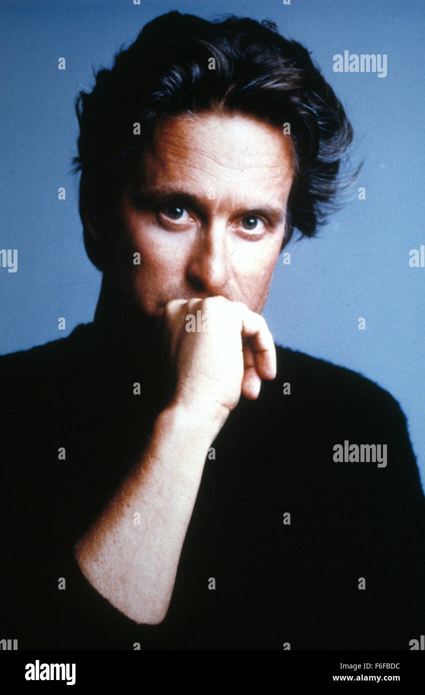 Data di rilascio: Settembre 11, 1987. Il titolo del filmato: attrazione fatale. STUDIO: Paramount Pictures. Trama: felicemente sposata New York avvocato Dan Callagher ha un affare con il suo collega Alex e i due godono di un amore fine settimana mentre Dan la moglie e il bambino sono lontano. Ma Alex non lascerà andare di lui e di lei non si fermano davanti a nulla pur di avere lui per se stessa. Solo quanto potrà andare a ottenere ciò che vuole? Nella foto: Michael Douglas come Dan Gallagher. Foto Stock