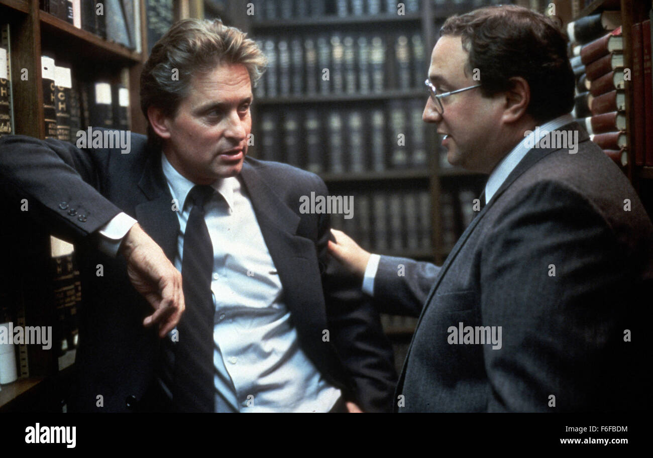 Data di rilascio: Settembre 11, 1987. Il titolo del filmato: attrazione fatale. STUDIO: Paramount Pictures. Trama: felicemente sposata New York avvocato Dan Callagher ha un affare con il suo collega Alex e i due godono di un amore fine settimana mentre Dan la moglie e il bambino sono lontano. Ma Alex non lascerà andare di lui e di lei non si fermano davanti a nulla pur di avere lui per se stessa. Solo quanto potrà andare a ottenere ciò che vuole? Nella foto: Michael Douglas come Dan Gallagher. Foto Stock