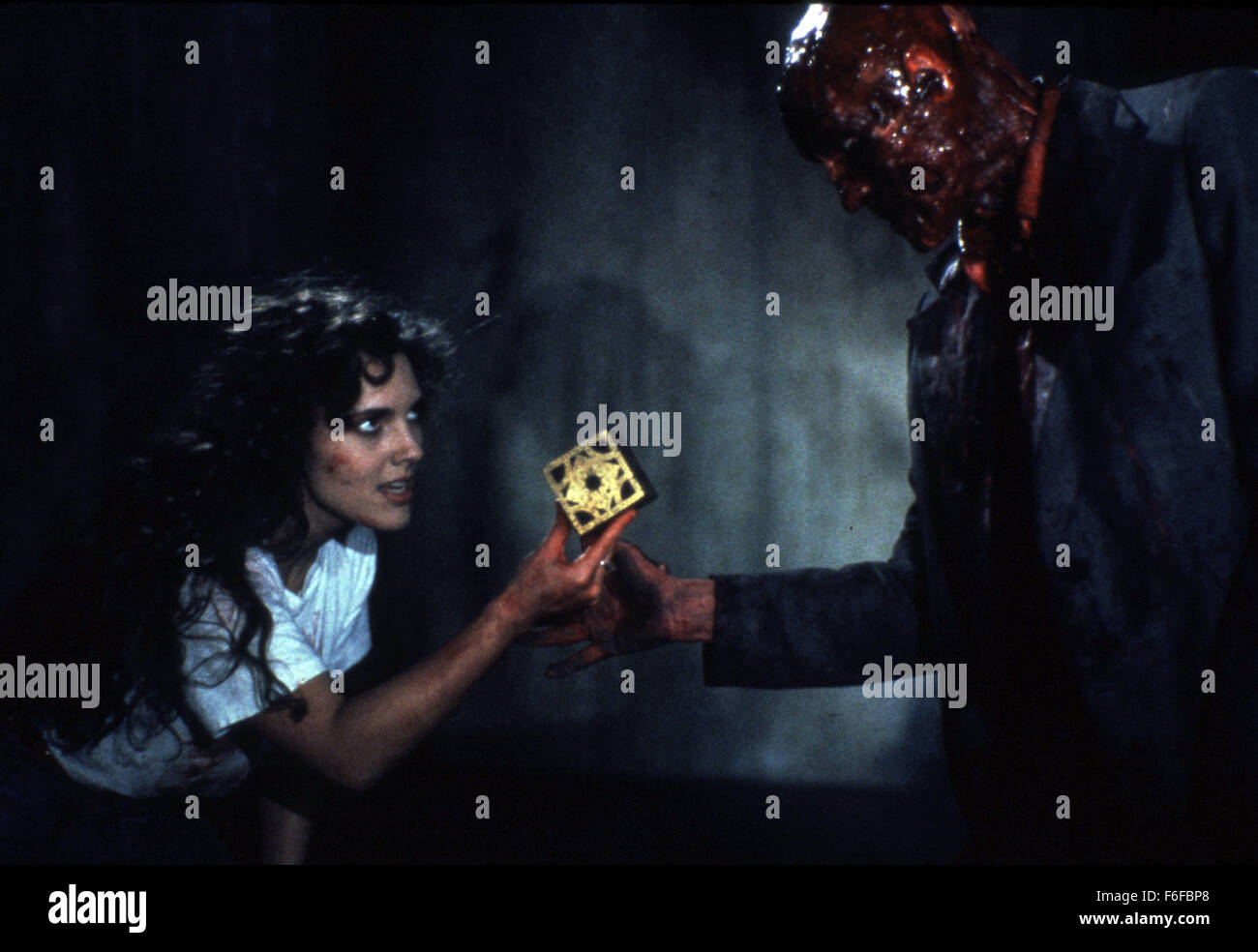 Data di rilascio: Settembre 18, 1987. Il titolo del filmato: Hellraiser. STUDIO: Film Futures. Trama: Clive Barker's includono dirigere debutto rappresenta graficamente il racconto di un uomo e di una donna che si muovono in una vecchia casa e scoprire un orribile creatura - l'uomo di mezza-fratello, che è anche la donna di ex amante - nascondendo al piano di sopra. Dopo aver perso il suo corpo terrena ad un trio di S&M demoni, i Cenobites, egli viene riportato in vita da una goccia di sangue sul pavimento. Egli presto le forze la sua ex amante di lui per portare il suo necessario ai sacrifici umani per completare il suo corpo... ma il Cenobites non sarà contento di questo. PI Foto Stock