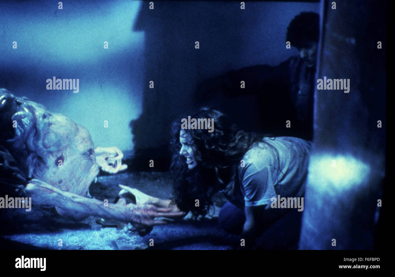 Data di rilascio: Settembre 18, 1987. Il titolo del filmato: Hellraiser. STUDIO: Film Futures. Trama: Clive Barker's includono dirigere debutto rappresenta graficamente il racconto di un uomo e di una donna che si muovono in una vecchia casa e scoprire un orribile creatura - l'uomo di mezza-fratello, che è anche la donna di ex amante - nascondendo al piano di sopra. Dopo aver perso il suo corpo terrena ad un trio di S&M demoni, i Cenobites, egli viene riportato in vita da una goccia di sangue sul pavimento. Egli presto le forze la sua ex amante di lui per portare il suo necessario ai sacrifici umani per completare il suo corpo... ma il Cenobites non sarà contento di questo. PI Foto Stock