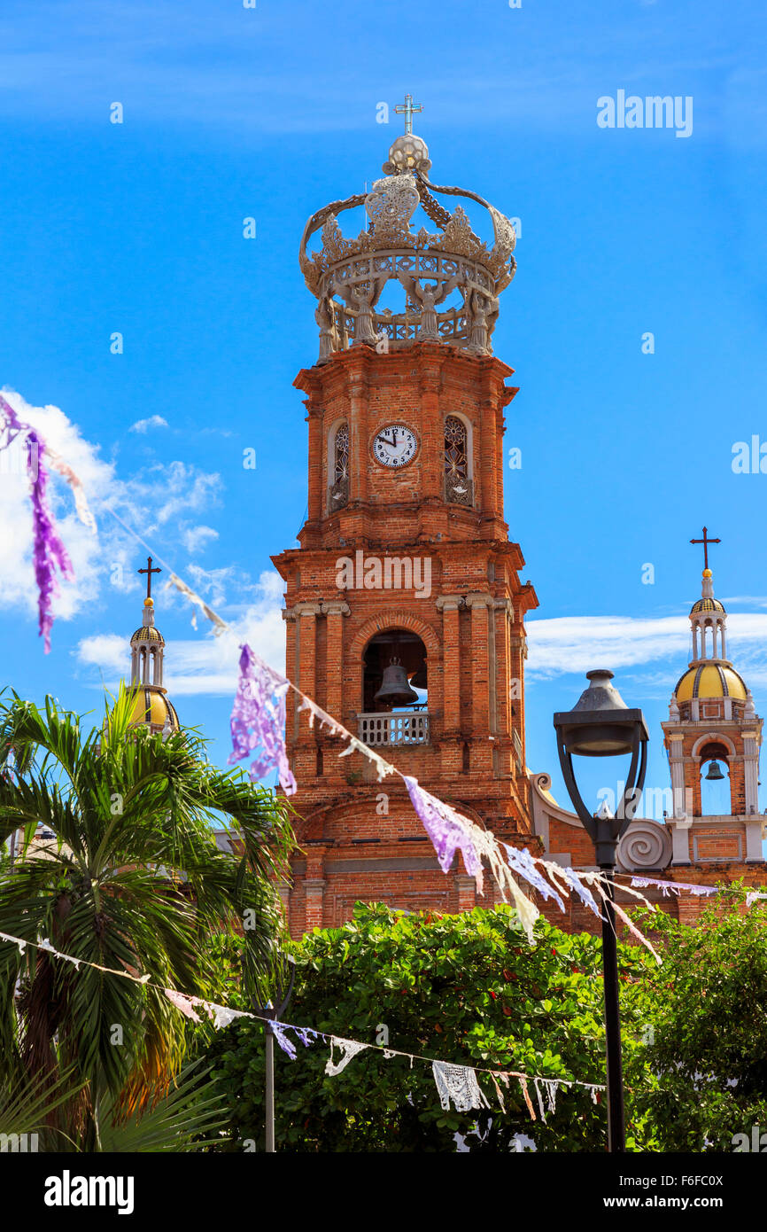 La Chiesa di Nostra Signora di Guadalupe con la sua guglia ornata e coronata in alto, El Centro distretto, Puerto Vallarta, Messico Foto Stock