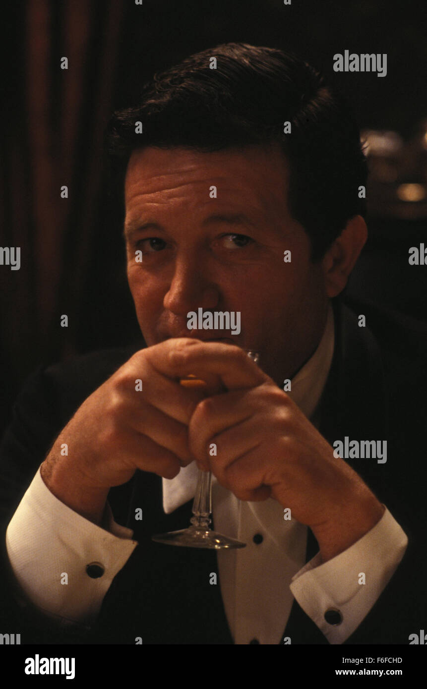 Data di rilascio: dicembre 17, 1987. Il titolo del filmato: i morti. STUDIO: Liffey film. Trama: cena di Natale presso la casa di due spinster musicista sorelle e i loro nipote a sua volta di fine secolo in Irlanda, frequentato da amici e familiari. Tra la visita i partecipanti sono le suore' nipote Gabriel Conroy e sua moglie Gretta. La serata di reminiscenze portare malinconia ricordi per Gretta concernenti il suo primo, long-amore perduto quando lei era una ragazza nelle zone rurali a Galway. Il suo racconto di questo tragico amore a Gabriel lo porta a un'epifania: egli apprende la differenza tra una semplice esistenza e vivere. Tutti-I Foto Stock