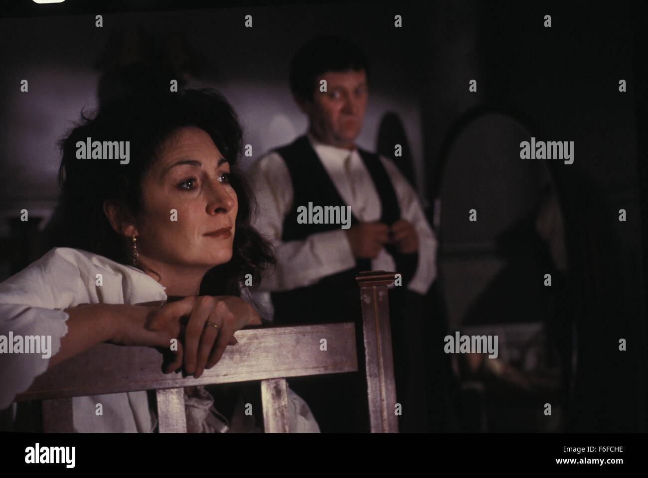 Data di rilascio: dicembre 17, 1987. Il titolo del filmato: i morti. STUDIO: Liffey film. Trama: cena di Natale presso la casa di due spinster musicista sorelle e i loro nipote a sua volta di fine secolo in Irlanda, frequentato da amici e familiari. Tra la visita i partecipanti sono le suore' nipote Gabriel Conroy e sua moglie Gretta. La serata di reminiscenze portare malinconia ricordi per Gretta concernenti il suo primo, long-amore perduto quando lei era una ragazza nelle zone rurali a Galway. Il suo racconto di questo tragico amore a Gabriel lo porta a un'epifania: egli apprende la differenza tra una semplice esistenza e vivere. Tutti-I Foto Stock