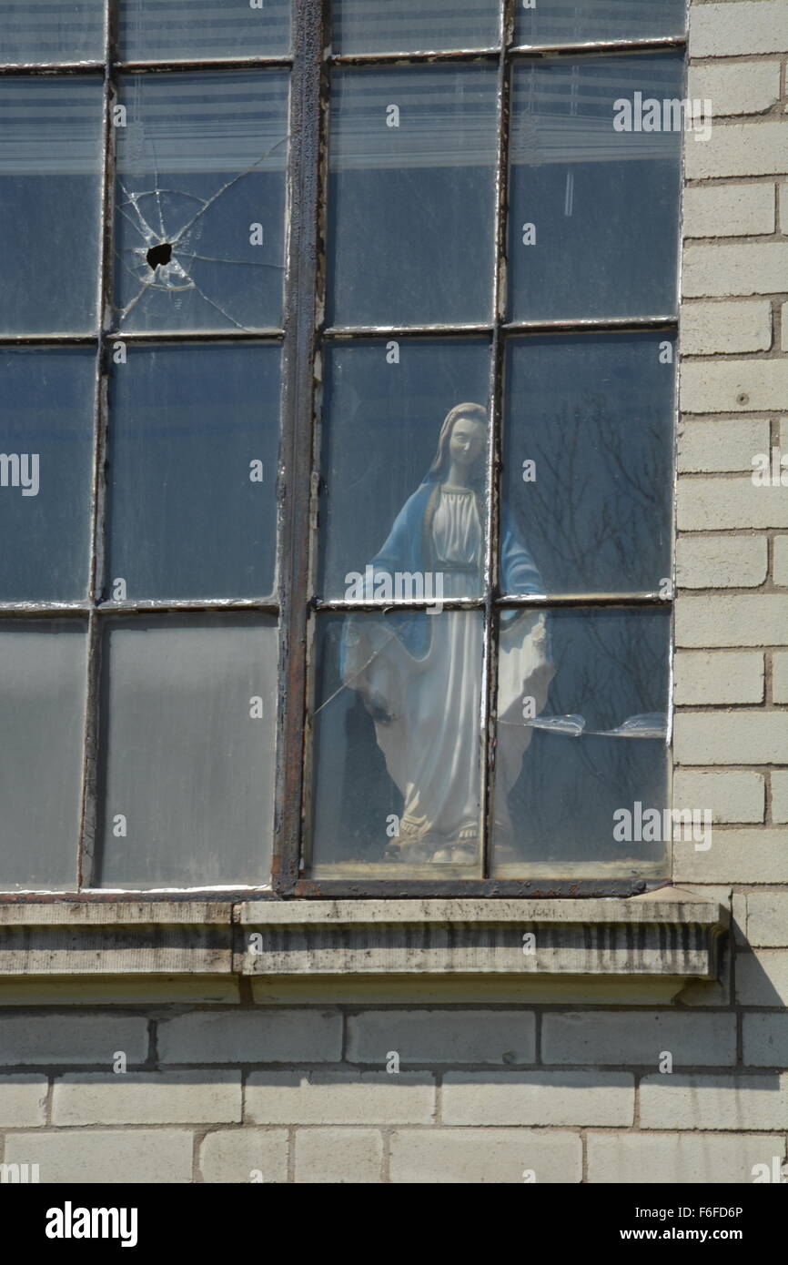 Bullet foro in Sant Adalberto la finestra della chiesa con una statua di Gesù nel lato sud del quartiere Pilsen in Chicago. Foto Stock