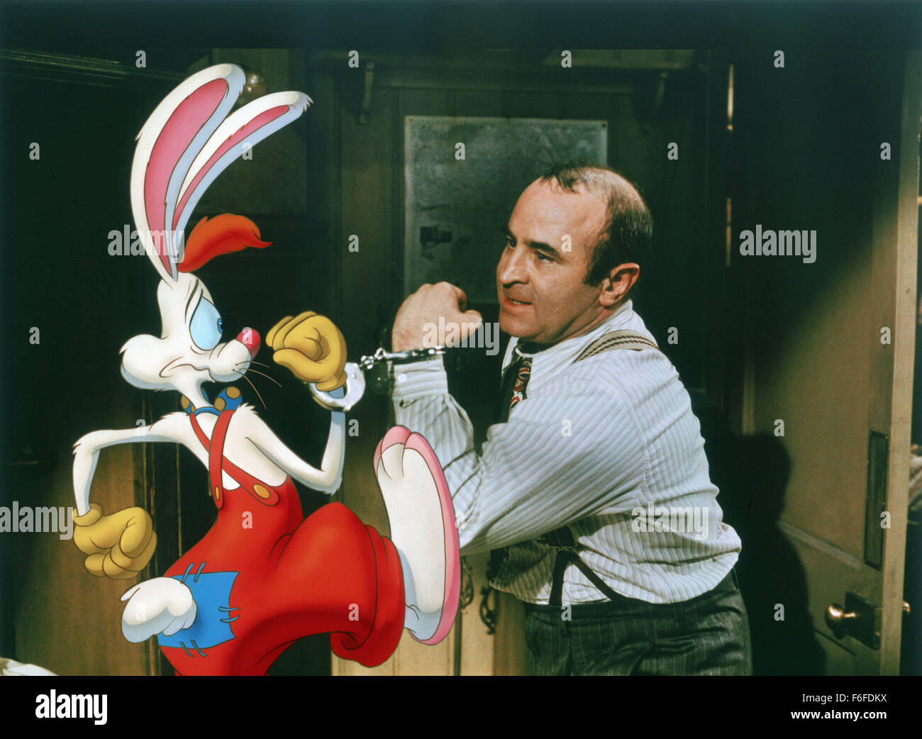 Jun 24, 1988; Los Angeles, CA, Stati Uniti d'America; attore Bob Hoskins come Eddie Valiant nel "Chi ha incastrato Roger Rabbit". Diretto da Robert Zemeckis. Foto Stock