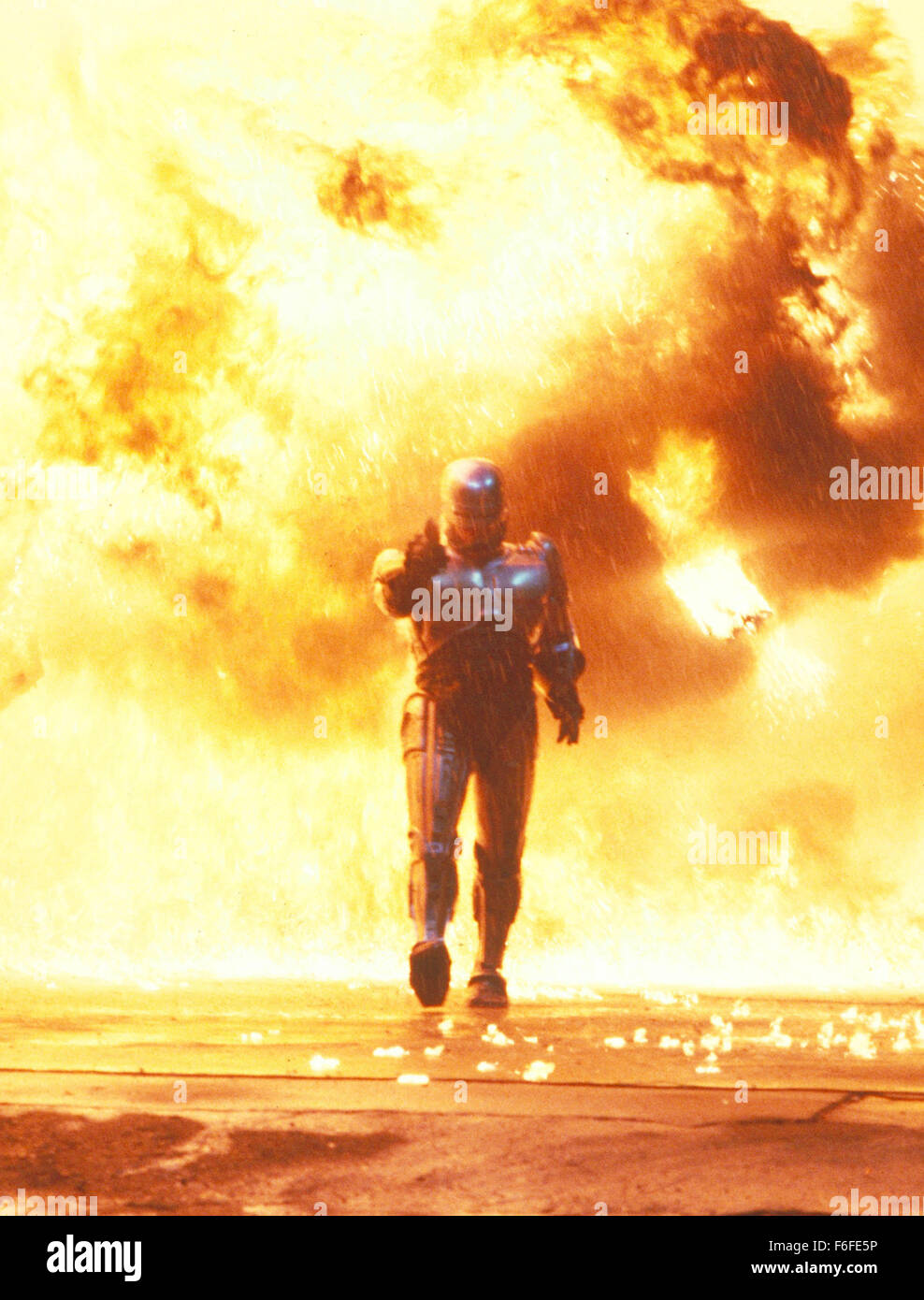 Jul 17, 1987; Dallas, TX, Stati Uniti d'America; nella foto: una scena da "RoboCop,' un 1987 film diretto da Paul Verhoeven e interpretato da PETER WELLER come RoboCop e NANCY ALLEN come Officer Anne Lewis. Foto Stock