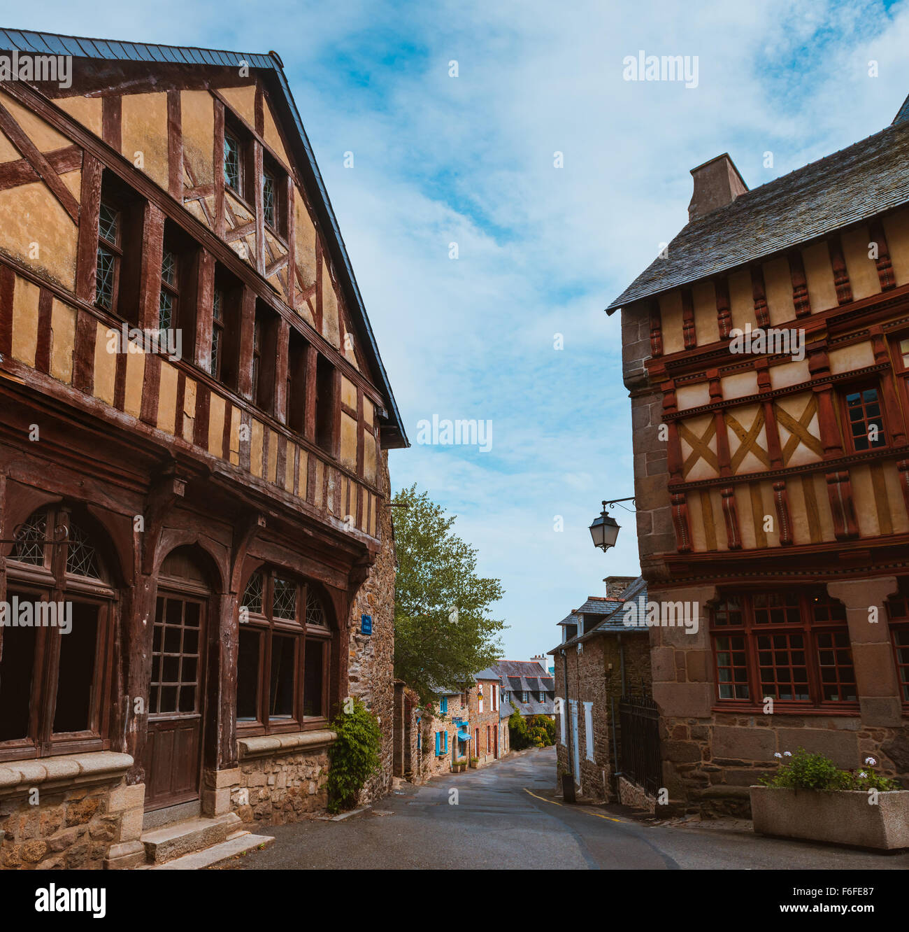 Strada nella vecchia Breton Brittany town Treguier, Francia Foto Stock