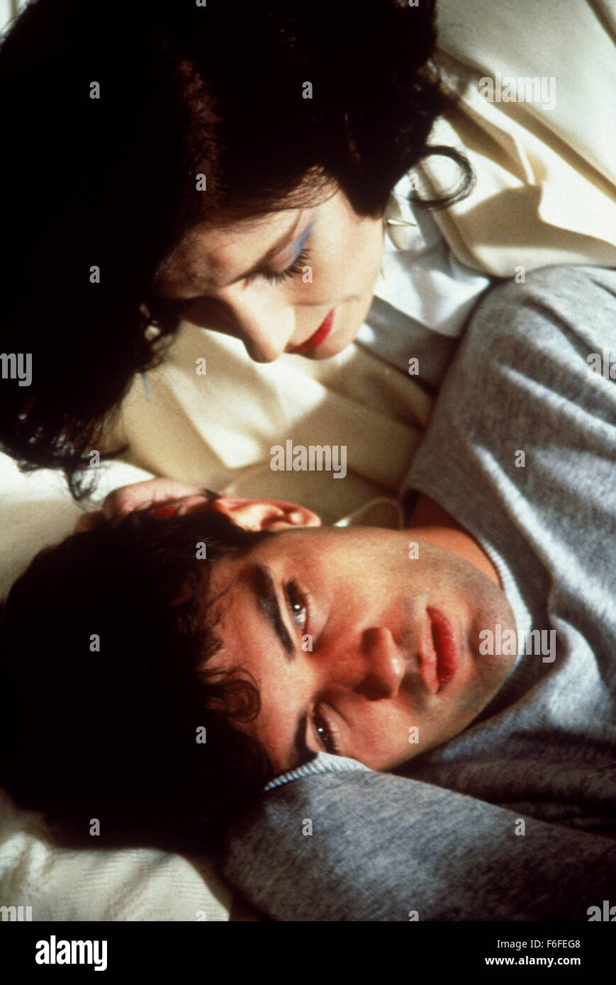 Sep 16, 1988; Los Angeles, CA, Stati Uniti d'America; relativi: Viva Pedro : Matador. Data di rilascio: Settembre 16, 1988. Direttore: Pedro Almod-var. STUDIO: El Desio S.A. Trama: Ex-torero che è sempre acceso uccidendo, signora avvocato con lo stesso problema e il giovane uomo pazzo pilotato da un eccesso di educazione religiosa - questi sono i personaggi principali in questa elegante commedia nera sui lati oscuri della natura umana. Nella foto: attore Antonio Banderas come angelo e attrice Assumpta Serna come Maria. Foto Stock