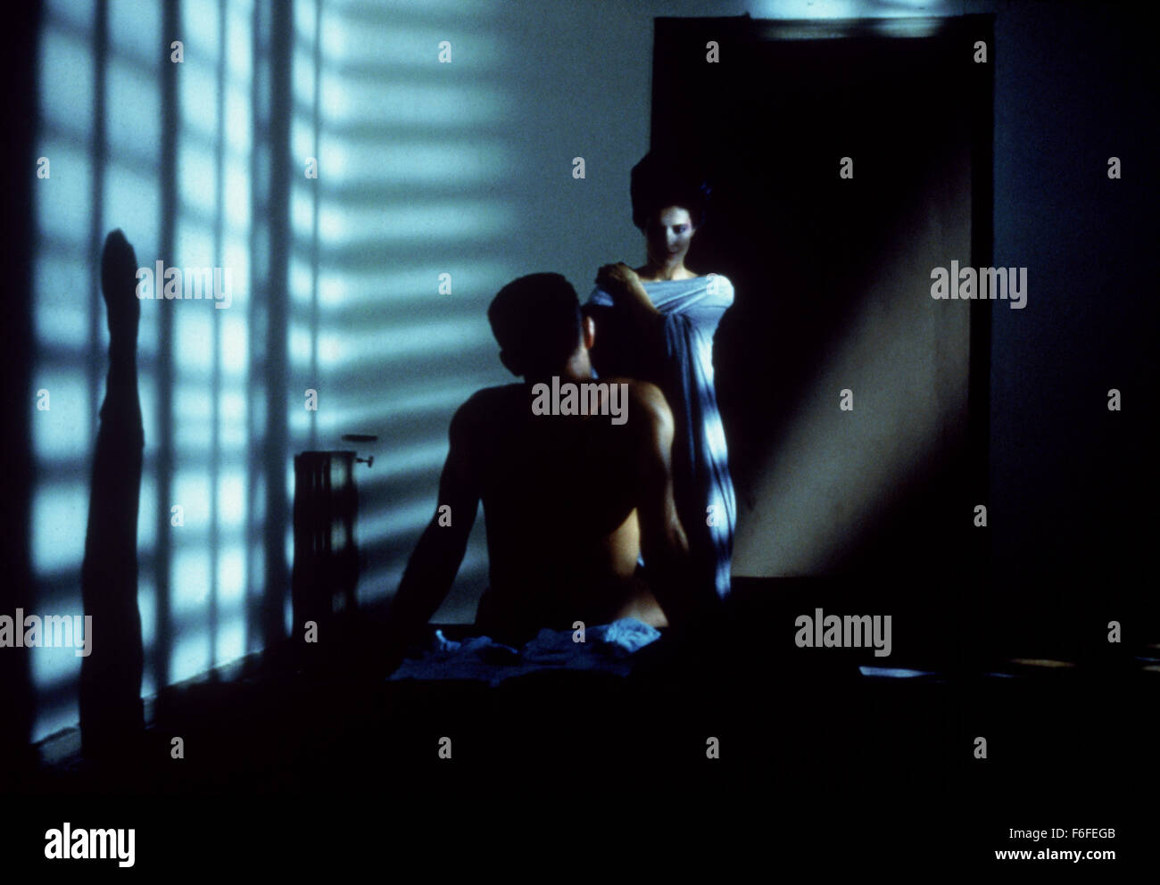 Sep 16, 1988; Los Angeles, CA, Stati Uniti d'America; relativi: Viva Pedro : Matador. Data di rilascio: Settembre 16, 1988. Direttore: Pedro Almod-var. STUDIO: El Desio S.A. Trama: Ex-torero che è sempre acceso uccidendo, signora avvocato con lo stesso problema e il giovane uomo pazzo pilotato da un eccesso di educazione religiosa - questi sono i personaggi principali in questa elegante commedia nera sui lati oscuri della natura umana. Nella foto: attore Antonio Banderas come angelo e attrice Assumpta Serna come Maria. Foto Stock