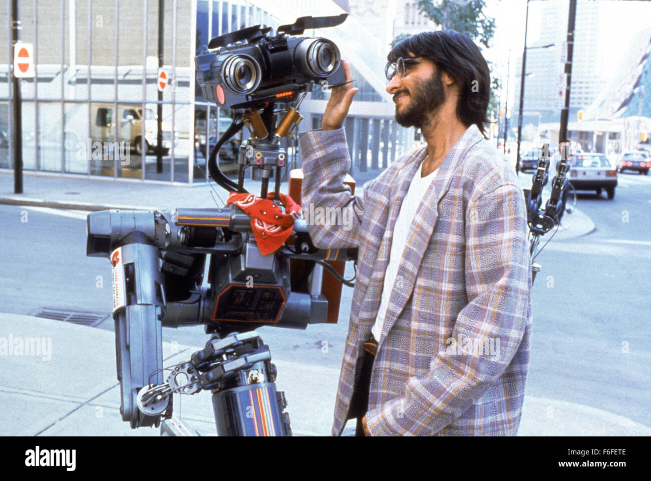 Feb 06, 1988; Hollywood, CA, Stati Uniti d'America; attore FISHER STEVENS stelle come Ben Jahrvi nella famiglia sci-fi comedy 'corto circuito II' diretto da Kenneth Johnson. Foto Stock